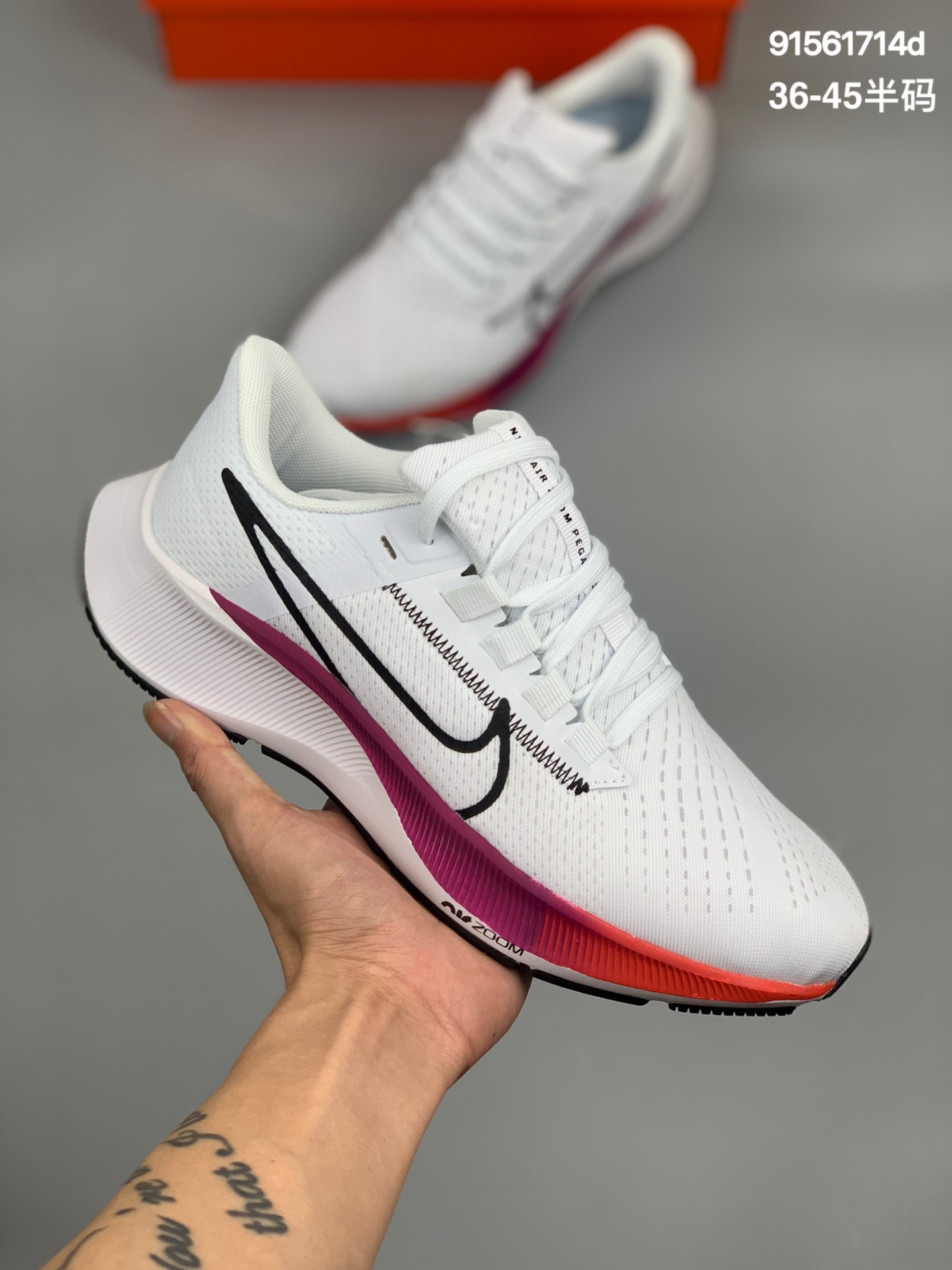 
登月38 飞马38 Air Zoom Pegasus 38 跑鞋自问世以来始终深受跑者的信赖 全新 Air Zoom Pegasus 38 对中足贴合感进行了细节调整 并沿袭Pegasus 37前足的Zoom Air气垫设计 带来出色的回弹迈步体验 简而言之：Pegasus 38既实现了Pegasus系列对舒适体验和出众性能的一贯承诺 同时也通过循序渐进的升级精进 帮助每一位运动员在刻苦训练中挑战自我 尽情畅跑 货号：CW7358-101
尺码:36-45半码
 编码:91561714d