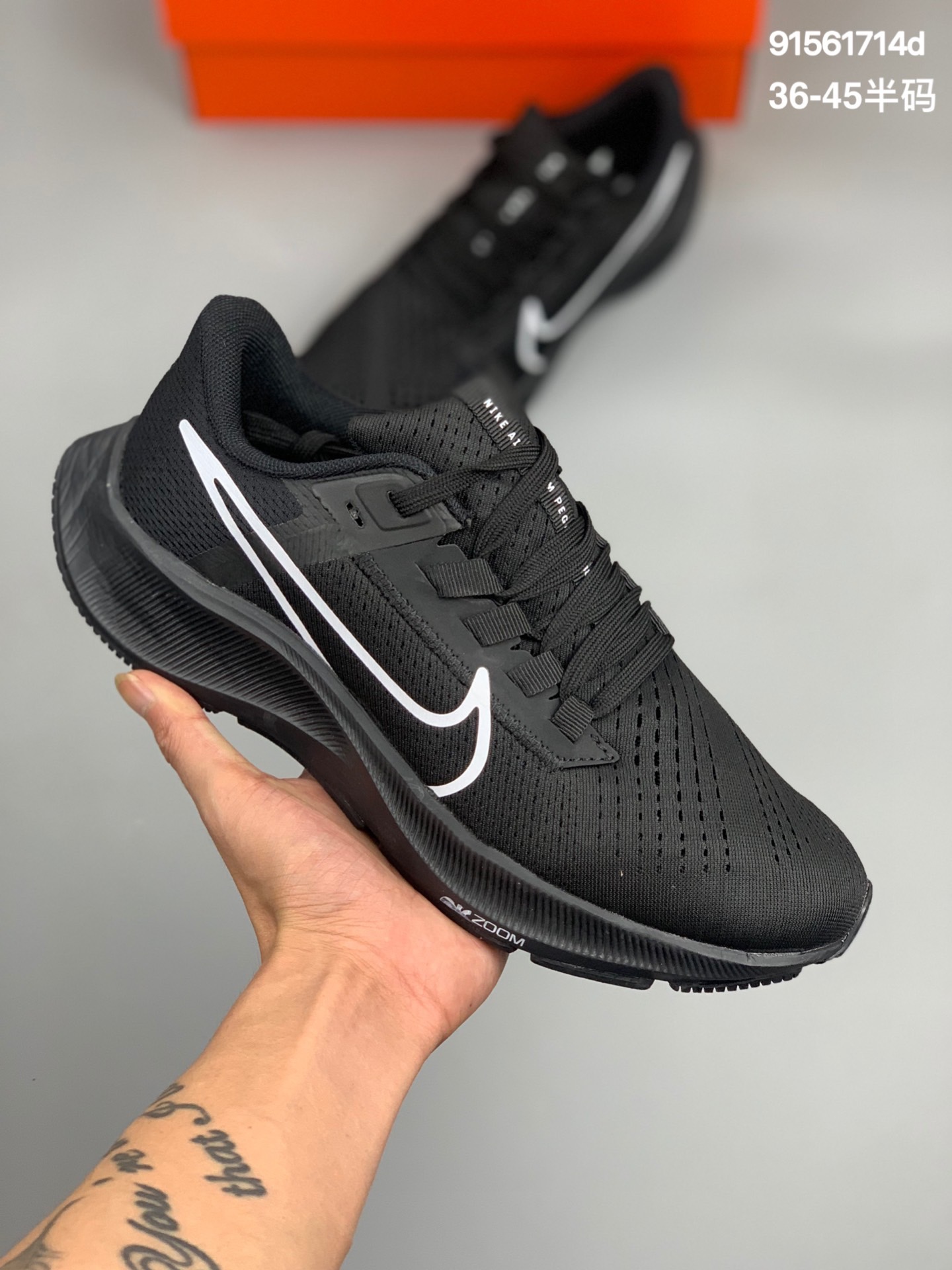 
登月38 飞马38 Air Zoom Pegasus 38 跑鞋自问世以来始终深受跑者的信赖 全新 Air Zoom Pegasus 38 对中足贴合感进行了细节调整 并沿袭Pegasus 37前足的Zoom Air气垫设计 带来出色的回弹迈步体验 简而言之：Pegasus 38既实现了Pegasus系列对舒适体验和出众性能的一贯承诺 同时也通过循序渐进的升级精进 帮助每一位运动员在刻苦训练中挑战自我 尽情畅跑 货号：CW7358-101
尺码:36-45半码
 编码:91561714d