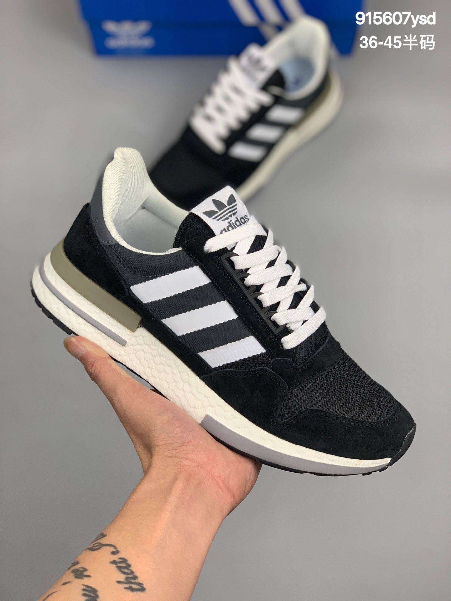 
Adidas Originals ZX500 RM 延续了 ZX500 的復古跑鞋风格，鞋身由麂皮与网眼结合打造，最大的改变则是换上了全掌 BOOST 中底，并分别在前后加入稳定块，整体的舒适度无疑更上一层
货号：B42254
尺码:36-45半码
编码:915607ysd