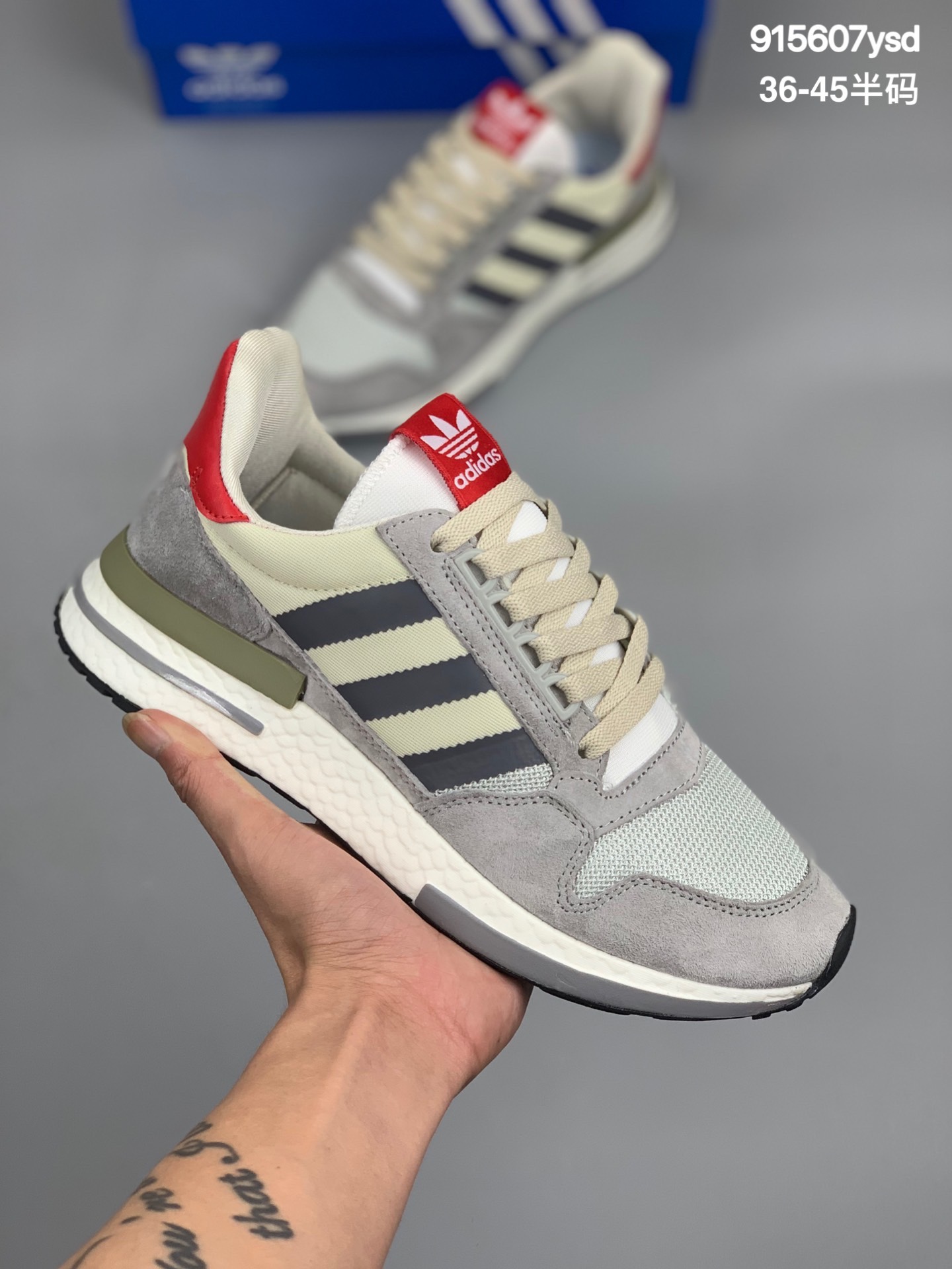 
Adidas Originals ZX500 RM 延续了 ZX500 的復古跑鞋风格，鞋身由麂皮与网眼结合打造，最大的改变则是换上了全掌 BOOST 中底，并分别在前后加入稳定块，整体的舒适度无疑更上一层
货号：B42254
尺码:36-45半码
编码:915607ysd