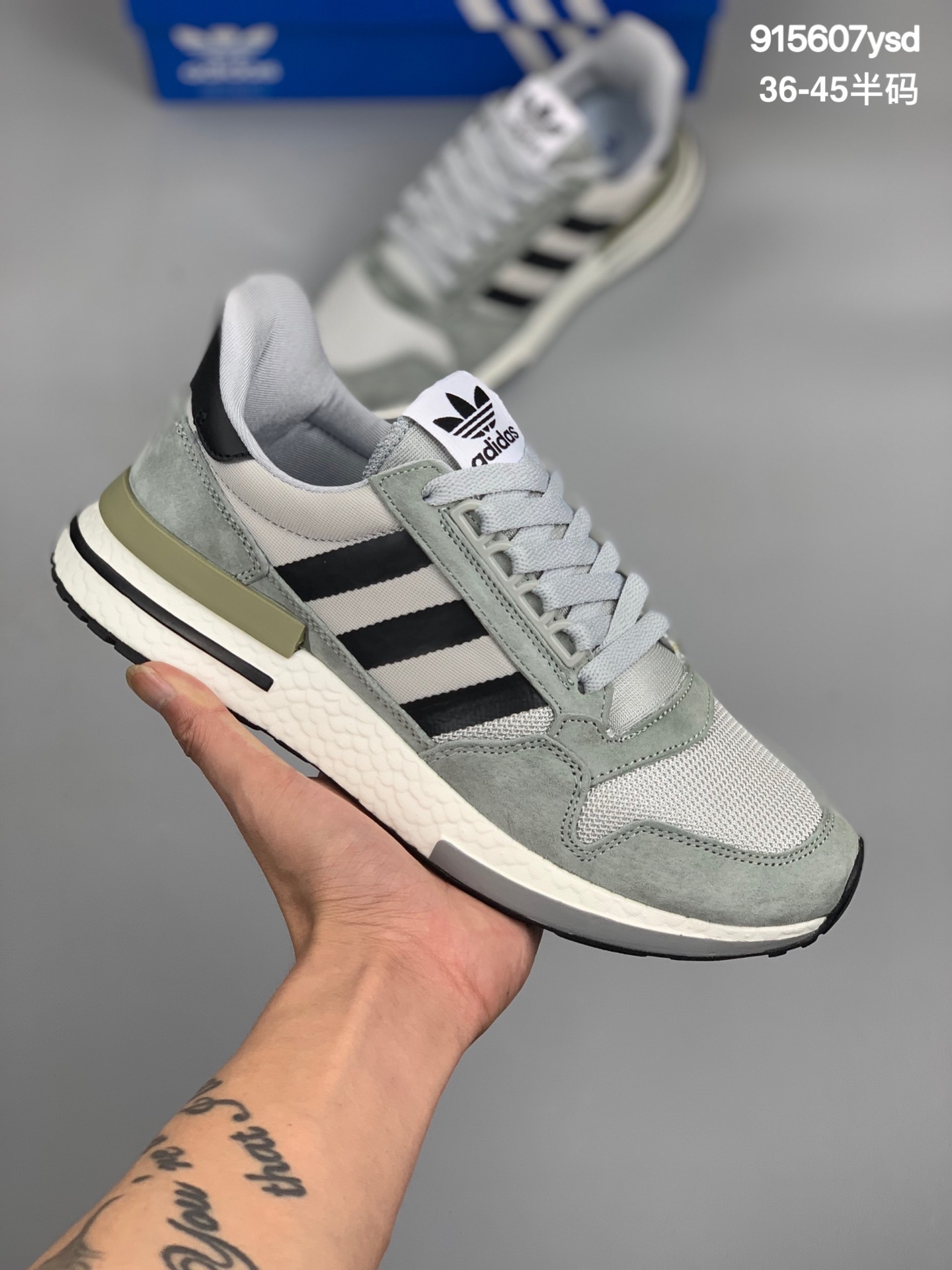 
Adidas Originals ZX500 RM 延续了 ZX500 的復古跑鞋风格，鞋身由麂皮与网眼结合打造，最大的改变则是换上了全掌 BOOST 中底，并分别在前后加入稳定块，整体的舒适度无疑更上一层
货号：B42254
尺码:36-45半码
编码:915607ysd