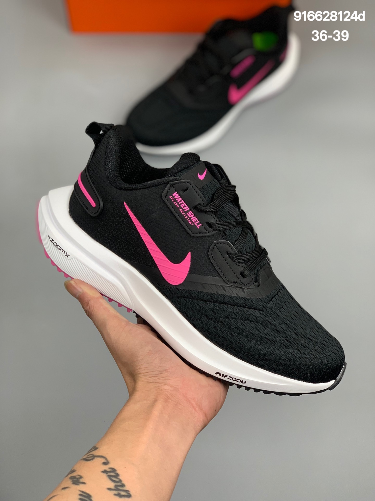 
#耐克 Nike Air Zoom Vomero 15 登月15代 网面透气跑鞋舒适脚感避震运动鞋 
货号：CU1855-006
尺码:36-39
编码：828628124d