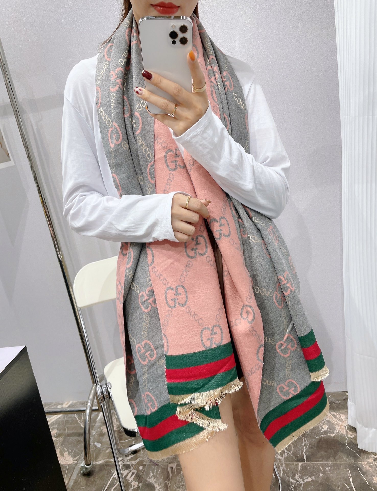 GUCCI古驰 超美配色 其独特的创意和革新 华丽的设计感使整个古驰的标志设计在众多的品牌设计中更显独特 看不见繁琐 看得见的完美 手感柔软舒适 细腻看得见 带给你舒适的温暖体验 整体设计非常大气 显档次 180*70