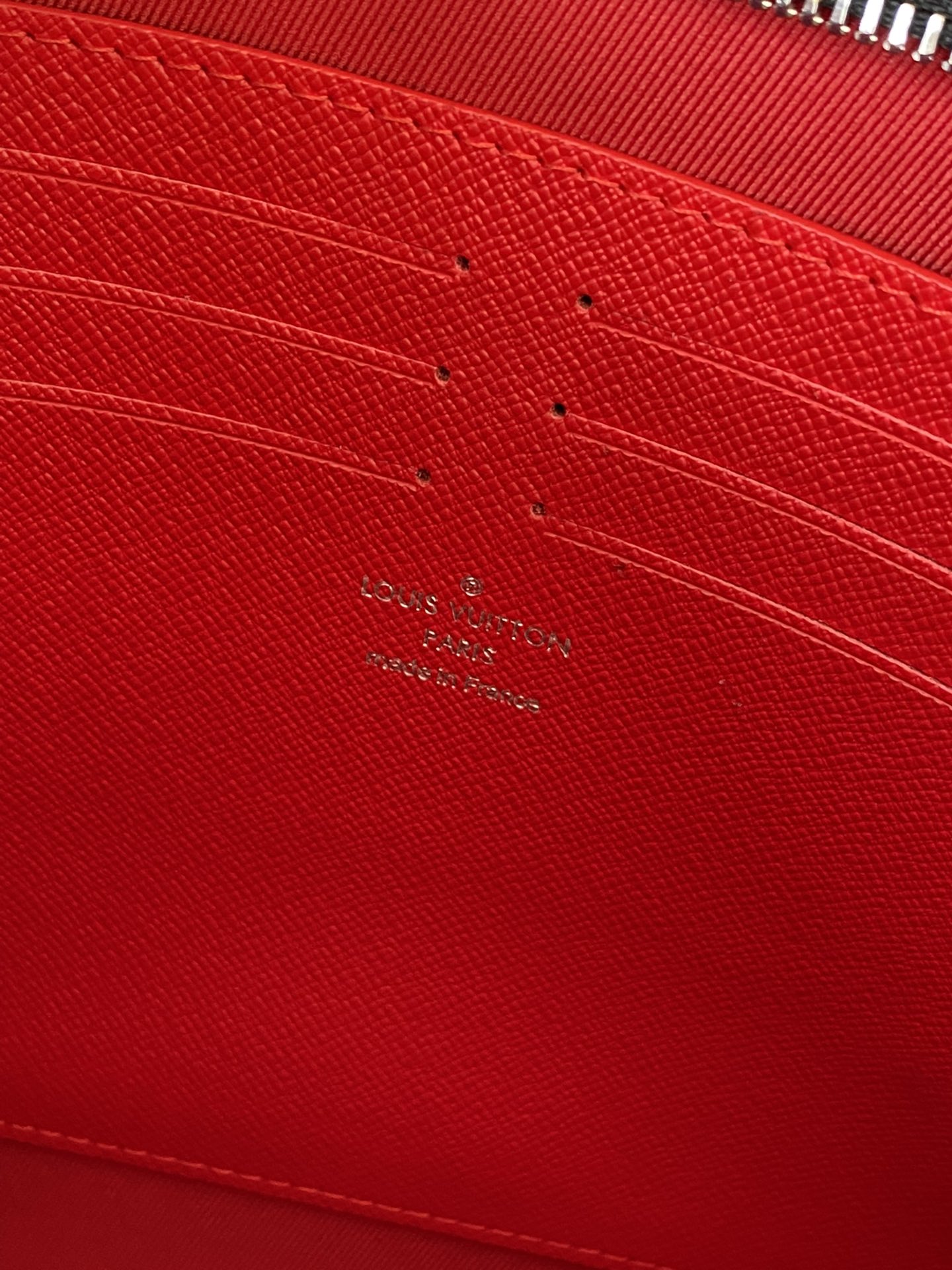 27 x 21 x 6 厘米 Virgil Abloh 于 2021-22 秋冬系列重塑 Pochette Voyage 中号手拿包,以复古 9