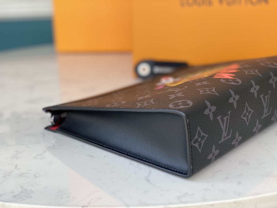 27 x 21 x 6 厘米 Virgil Abloh 于 2021-22 秋冬系列重塑 Pochette Voyage 中号手拿包,以复古 4