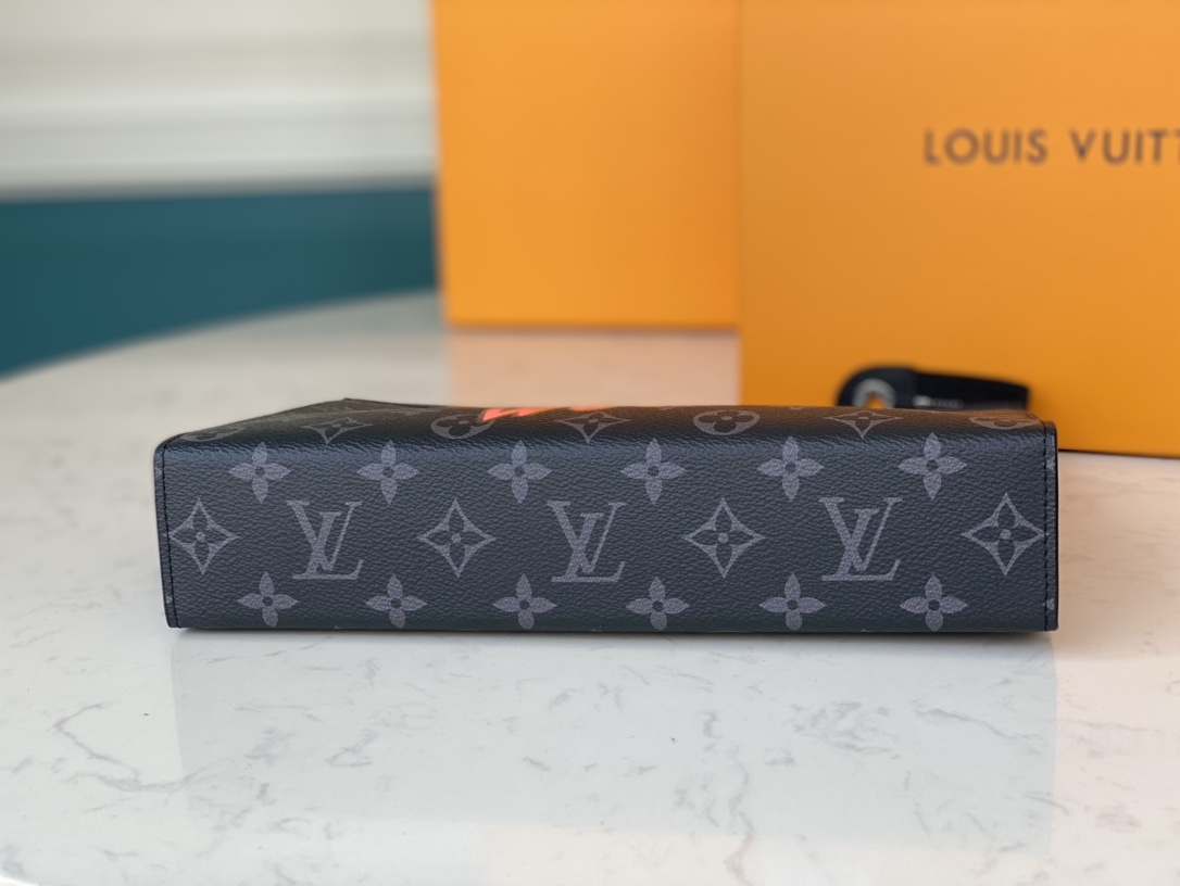 27 x 21 x 6 厘米 Virgil Abloh 于 2021-22 秋冬系列重塑 Pochette Voyage 中号手拿包,以复古 5