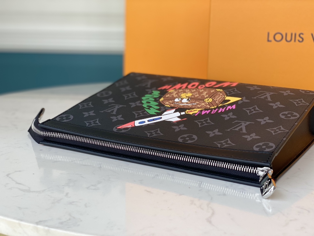 27 x 21 x 6 厘米 Virgil Abloh 于 2021-22 秋冬系列重塑 Pochette Voyage 中号手拿包,以复古 3
