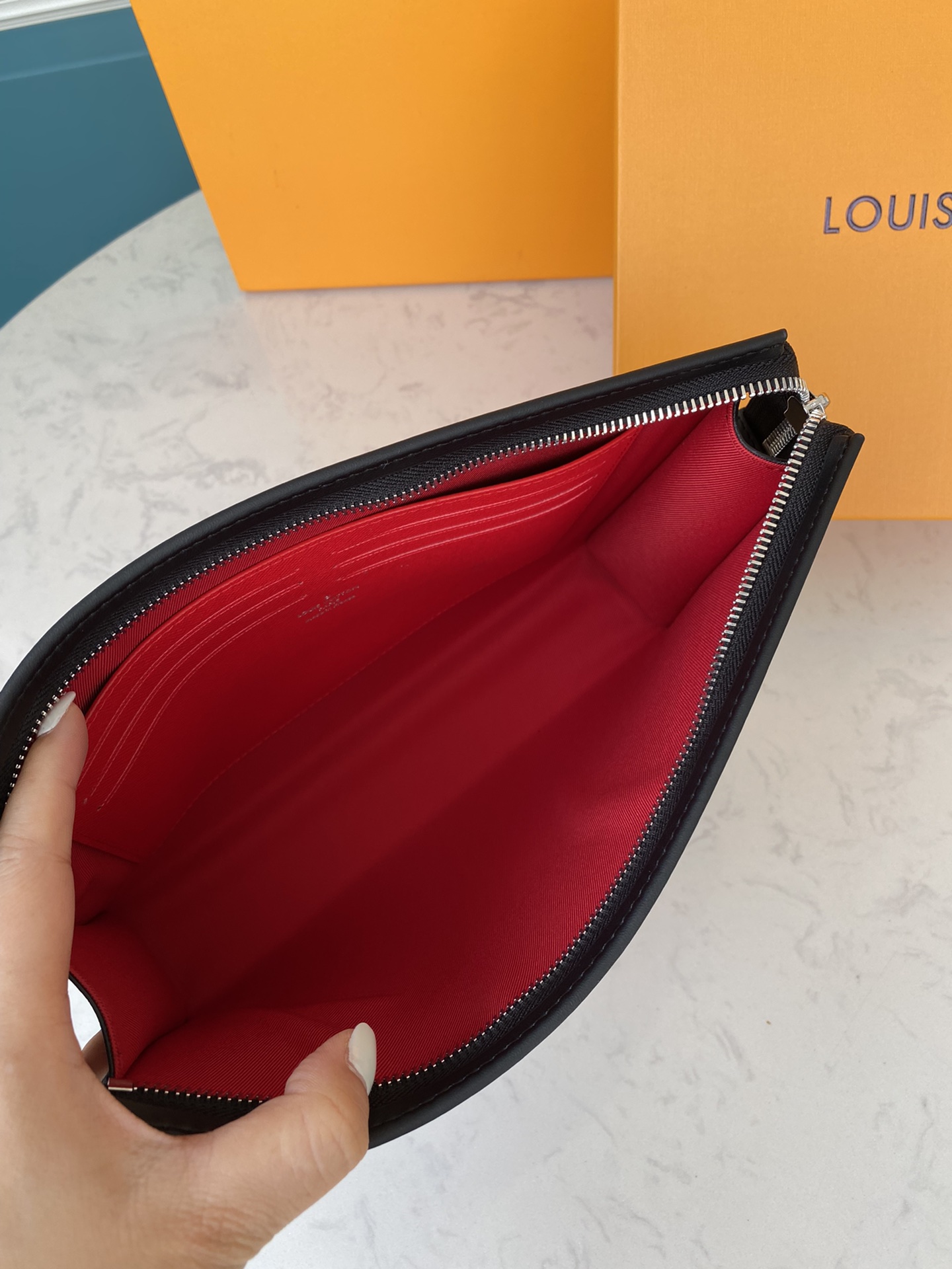 27 x 21 x 6 厘米 Virgil Abloh 于 2021-22 秋冬系列重塑 Pochette Voyage 中号手拿包,以复古 8