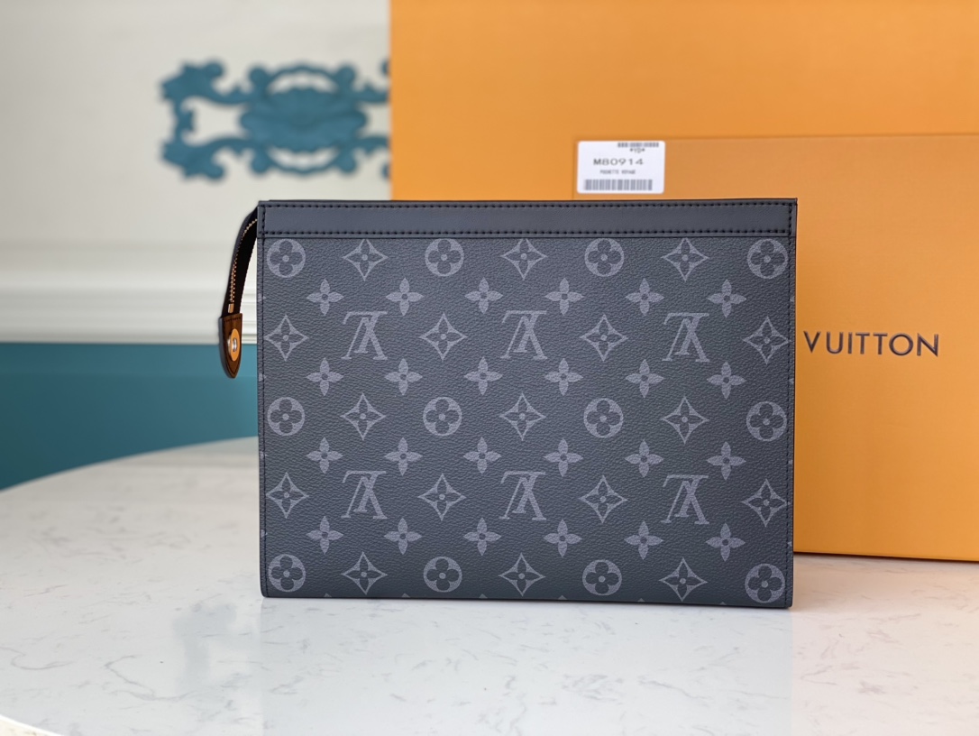 27 x 21 x 6 厘米 Virgil Abloh 于 2021-22 秋冬系列重塑 Pochette Voyage 中号手拿包,以复古 2
