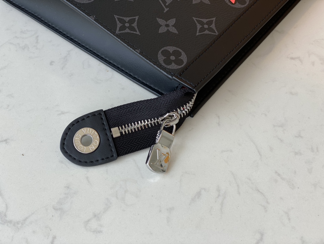 27 x 21 x 6 厘米 Virgil Abloh 于 2021-22 秋冬系列重塑 Pochette Voyage 中号手拿包,以复古 7