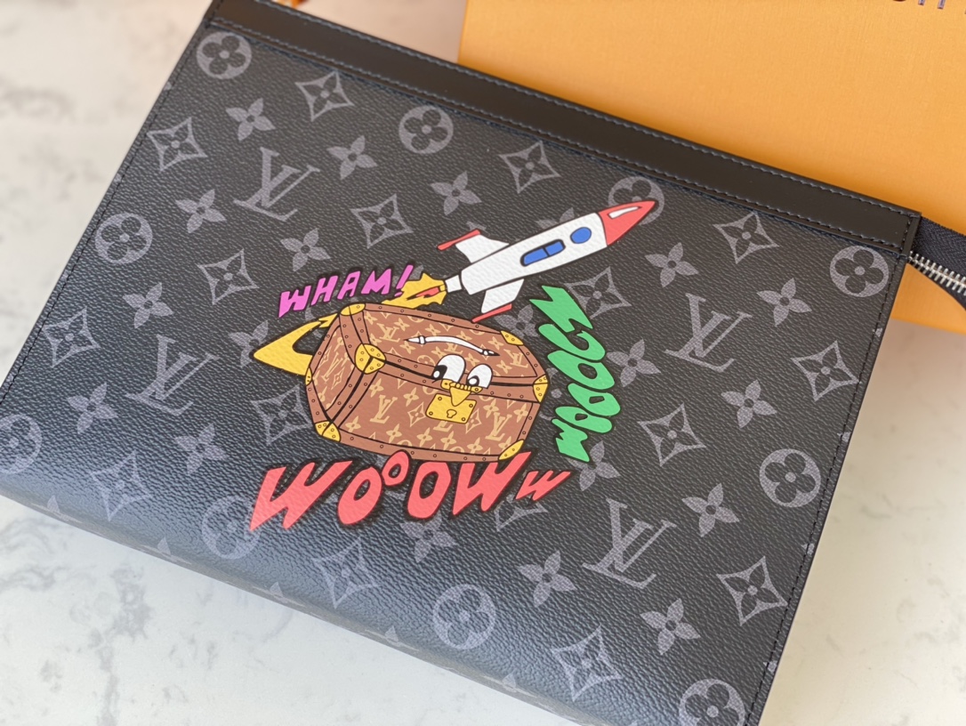 27 x 21 x 6 厘米 Virgil Abloh 于 2021-22 秋冬系列重塑 Pochette Voyage 中号手拿包,以复古 6