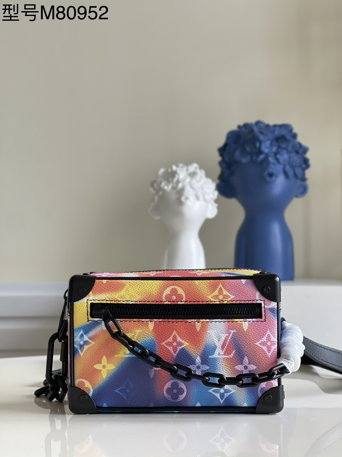 NO:397691,【Exclusive real photo M80952】Sunset Aurora series Virgil Abloh once again studied the brand tradition, using Mini Soft Trunk men's handbags to continue the classic hard box configuration. Monogram Sunset canvas uses tie-dye technology to copy the afterglow of the setting sun, and the matte metal parts inject a tough atmosphere. Detailed features 18.5 x 13 x 8 cm M.,LV [original leather],louis vuitton19860909【独家实拍M80952】日落极光系列 Virgil Abloh 再度研读品牌传统,以 Mini Soft Trunk 男士手袋延续经典硬箱构型.Monogram Sunset 帆布借由扎染工艺临摹落日余晖,哑光金属件注入硬朗气息. 详细特征18.5 x 13 x 8 厘米 M.,LV【原厂皮】,louis vuitton,Bag