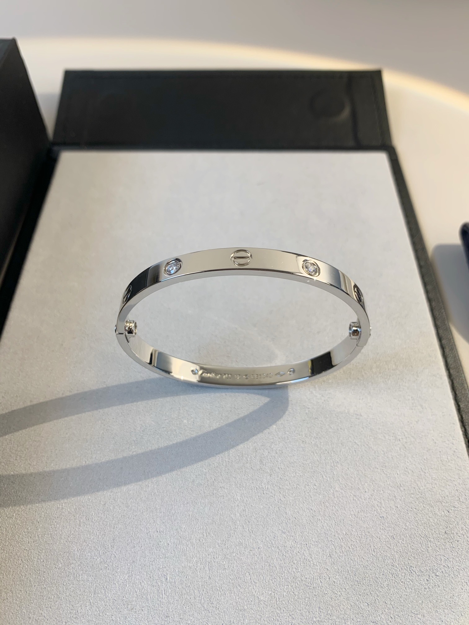 
宽版四钻手镯（尺寸16、17、18、19、20号）
完全按ZP精雕工艺制作而成，宽版较窄版工艺更为复杂