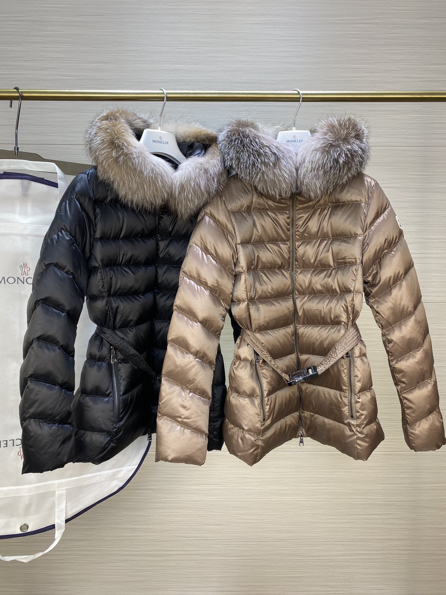 ¿Dónde debo comprar para recibir?
 Moncler Ropa Chaqueta de plumón Blanco Plumón de ganso blanco Blusa con capucha