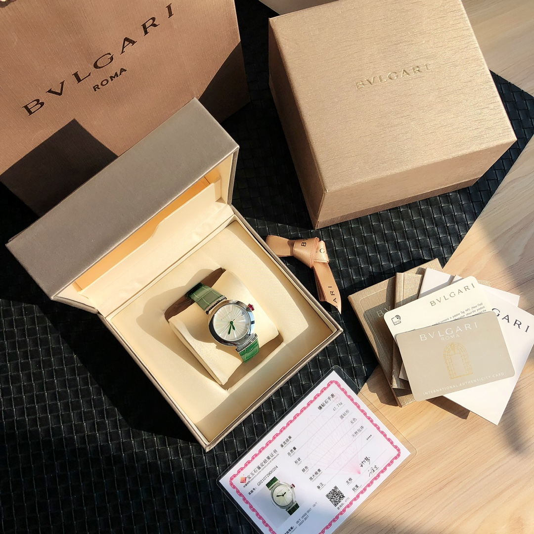 批💰2100配盒
更新宝格丽新款，这两年绿色在各大时尚圈成为了无绿不火的主题，33表盘不大不小，纯手工制作的鳄鱼皮表带，搭配原装进口机芯SW300，28800的频率，动力十足，亲们数量不多，你懂的！