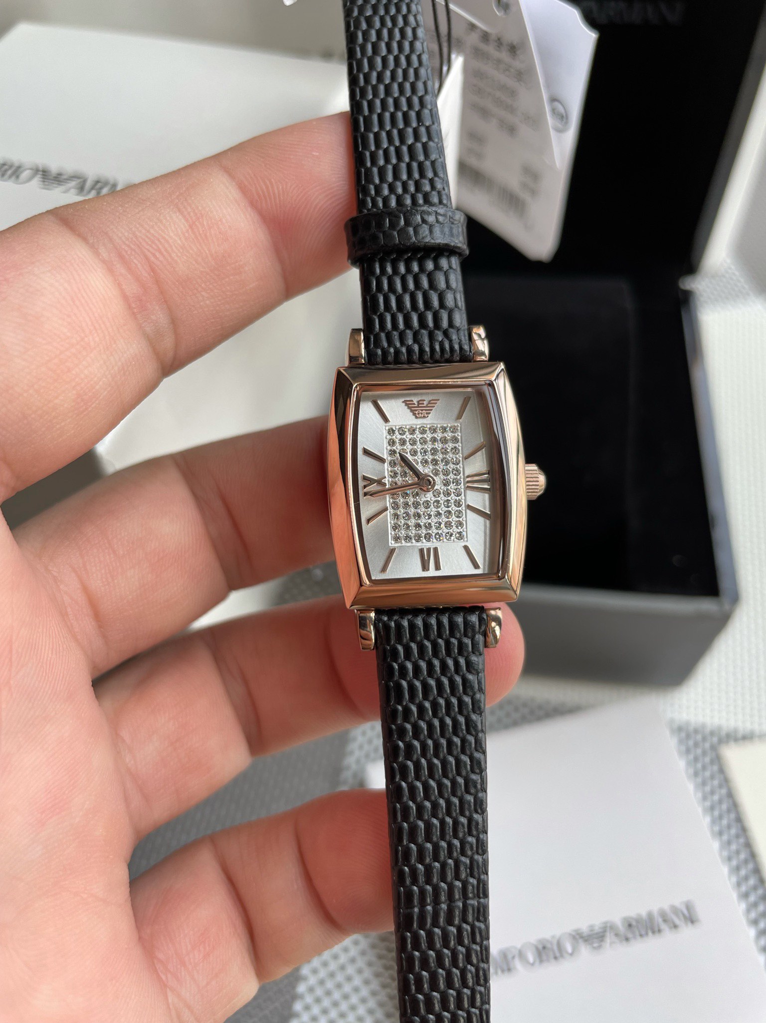 Nuevo reloj de mujer de oro rosa de otoño 2021 de Armani, modelo AR11408, cristal con incrustaciones de diamantes, lige…