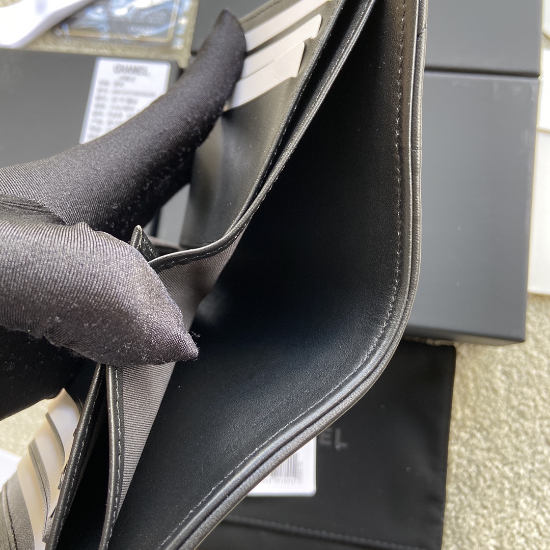 小香进口意大利皮货号:A80734尺寸:W11.5h10.5d3cm颜色:黑色羊皮金色五金