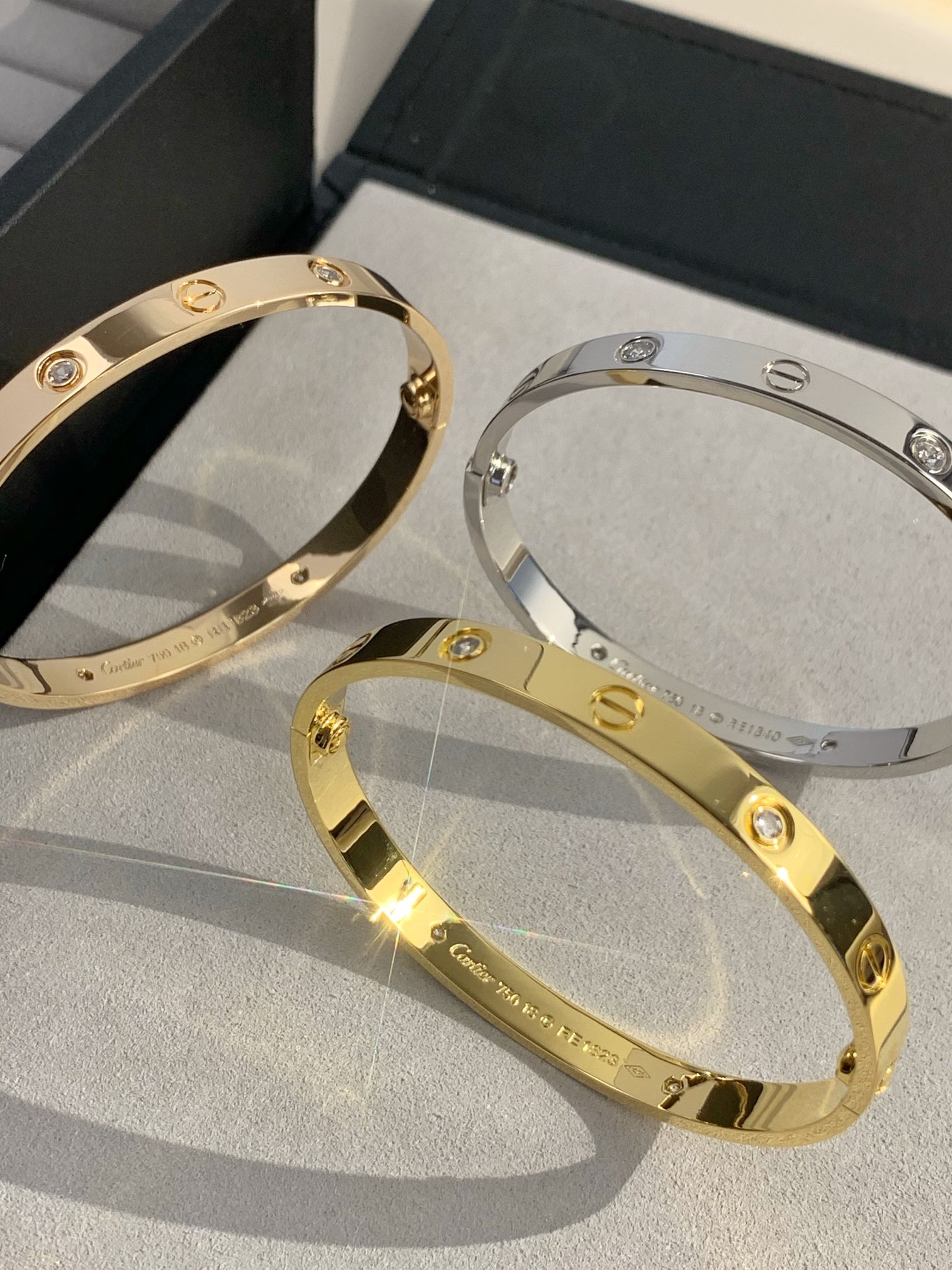 
宽版四钻手镯（尺寸16、17、18、19、20号）
完全按ZP精雕工艺制作而成，宽版较窄版工艺更为复杂