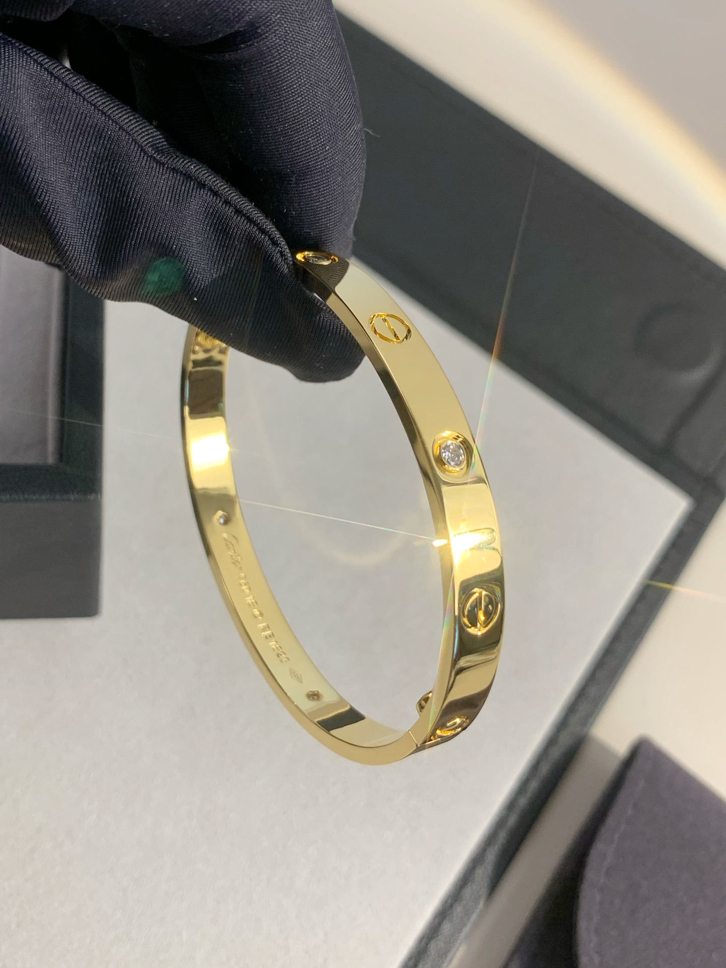 
宽版四钻手镯（尺寸16、17、18、19、20号）
完全按ZP精雕工艺制作而成，宽版较窄版工艺更为复杂