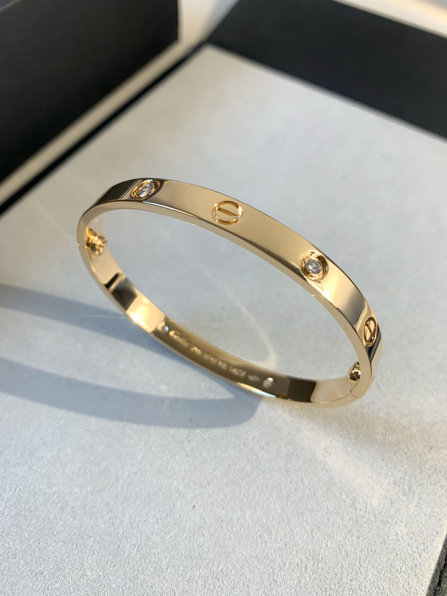 
宽版四钻手镯（尺寸16、17、18、19、20号）
完全按ZP精雕工艺制作而成，宽版较窄版工艺更为复杂