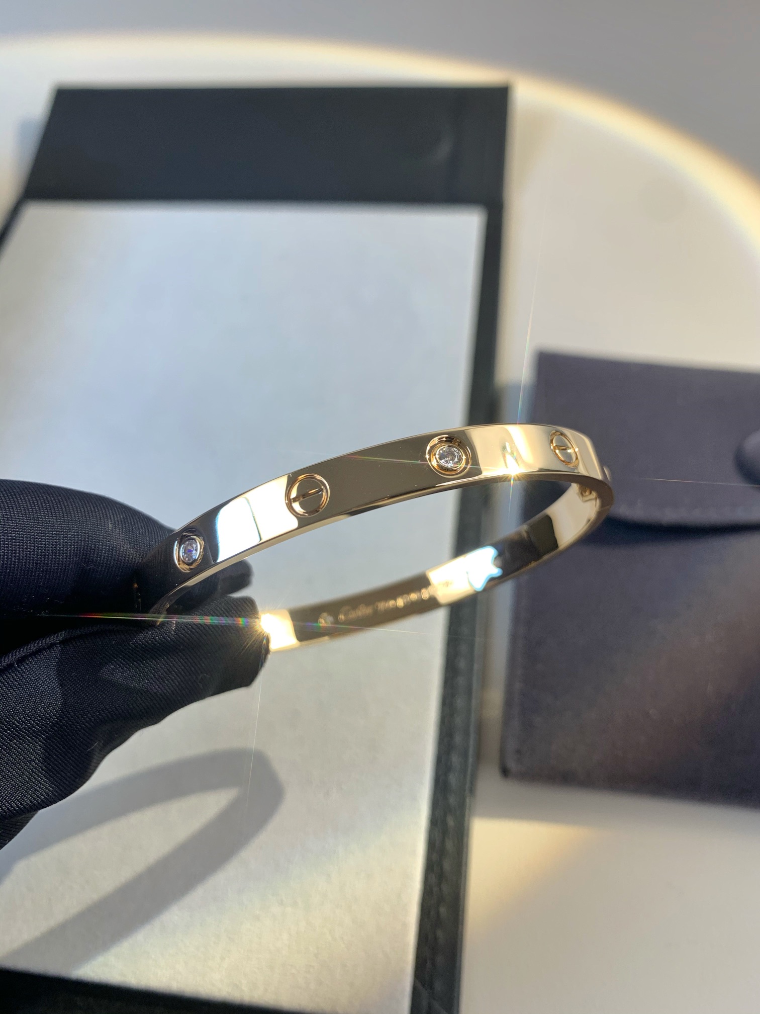 
宽版四钻手镯（尺寸16、17、18、19、20号）
完全按ZP精雕工艺制作而成，宽版较窄版工艺更为复杂