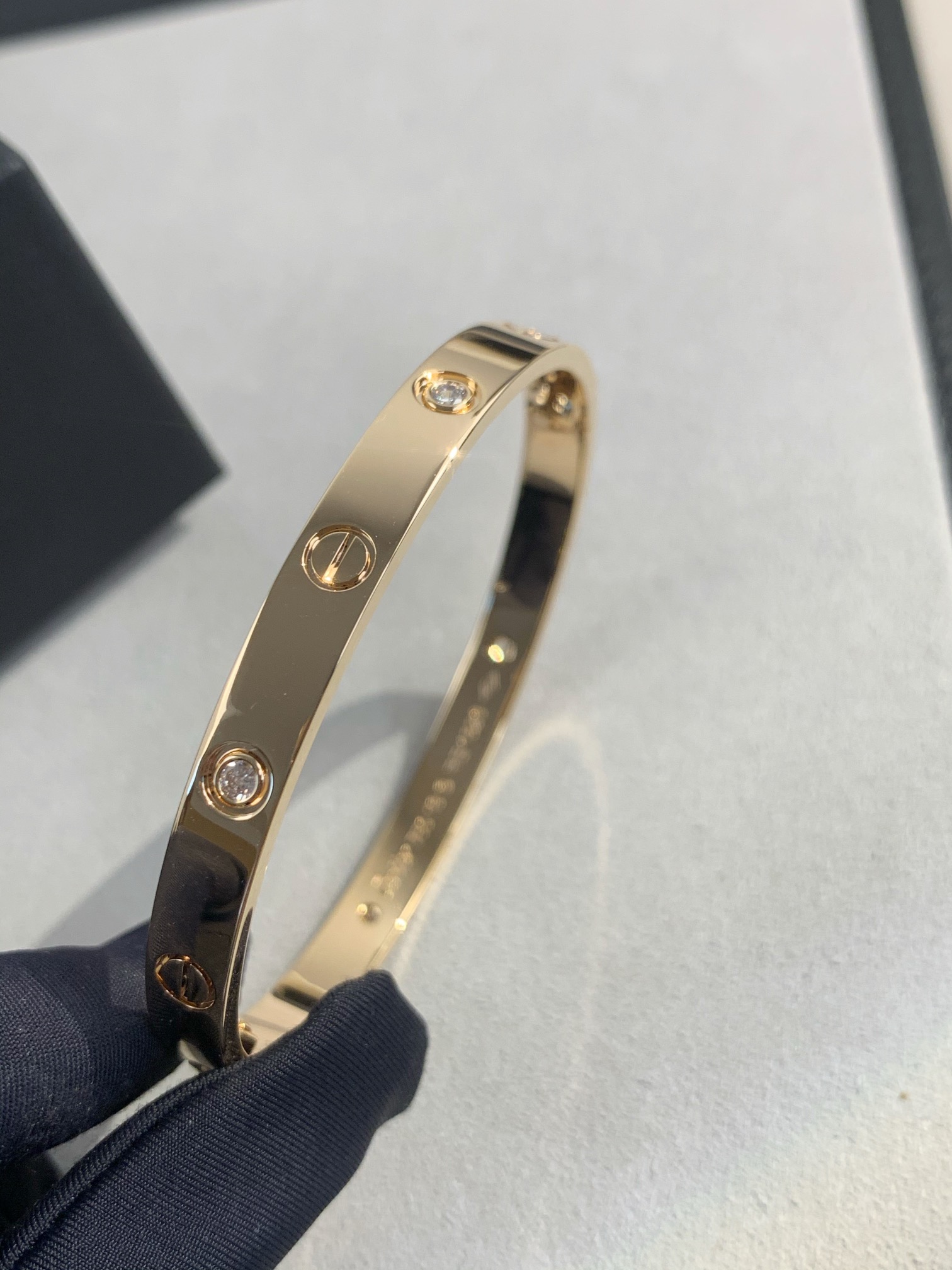 
宽版四钻手镯（尺寸16、17、18、19、20号）
完全按ZP精雕工艺制作而成，宽版较窄版工艺更为复杂
