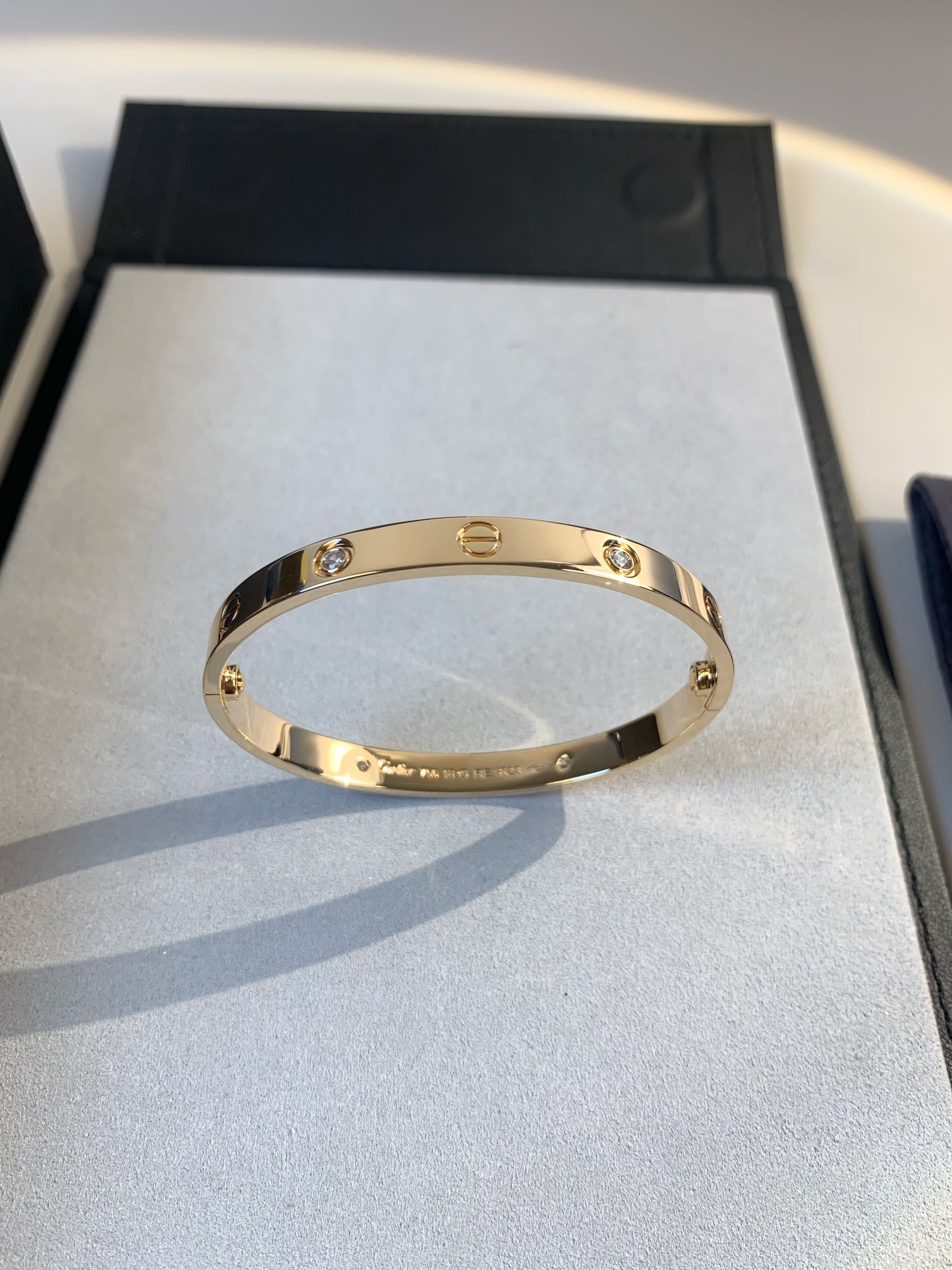 
宽版四钻手镯（尺寸16、17、18、19、20号）
完全按ZP精雕工艺制作而成，宽版较窄版工艺更为复杂