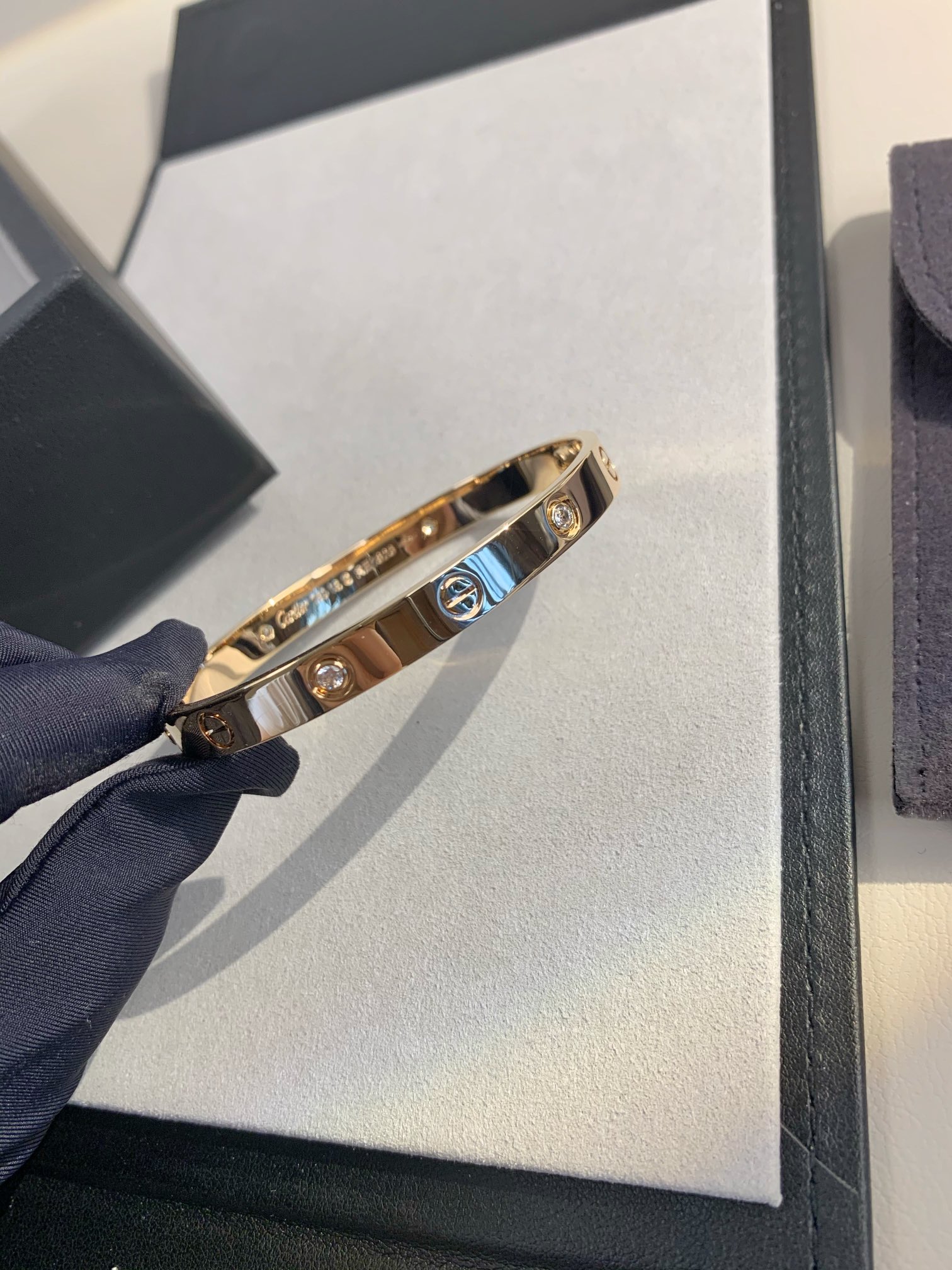 
宽版四钻手镯（尺寸16、17、18、19、20号）
完全按ZP精雕工艺制作而成，宽版较窄版工艺更为复杂