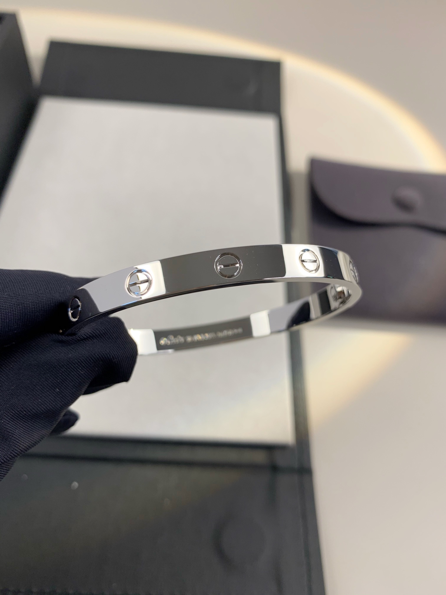 
宽版无钻手镯（尺寸16、17、18、19、20号）
完全按ZP精雕工艺制作而成，宽版较窄版工艺更为复杂