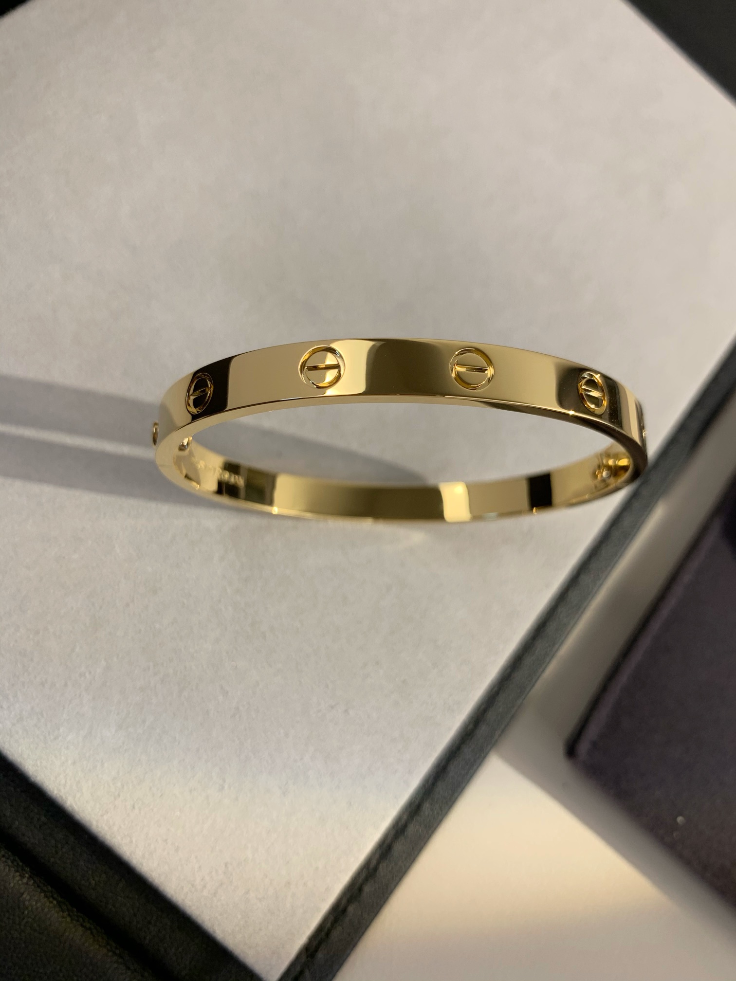 
宽版无钻手镯（尺寸16、17、18、19、20号）
完全按ZP精雕工艺制作而成，宽版较窄版工艺更为复杂