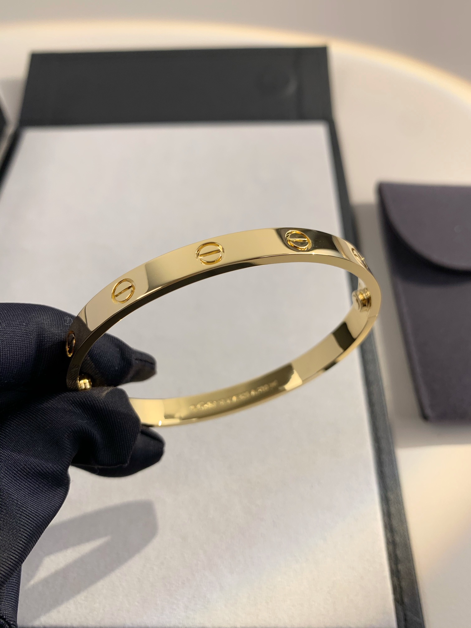 
宽版无钻手镯（尺寸16、17、18、19、20号）
完全按ZP精雕工艺制作而成，宽版较窄版工艺更为复杂