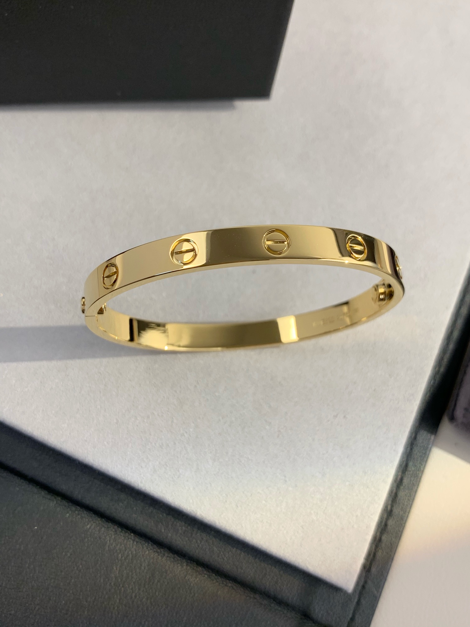 
宽版无钻手镯（尺寸16、17、18、19、20号）
完全按ZP精雕工艺制作而成，宽版较窄版工艺更为复杂