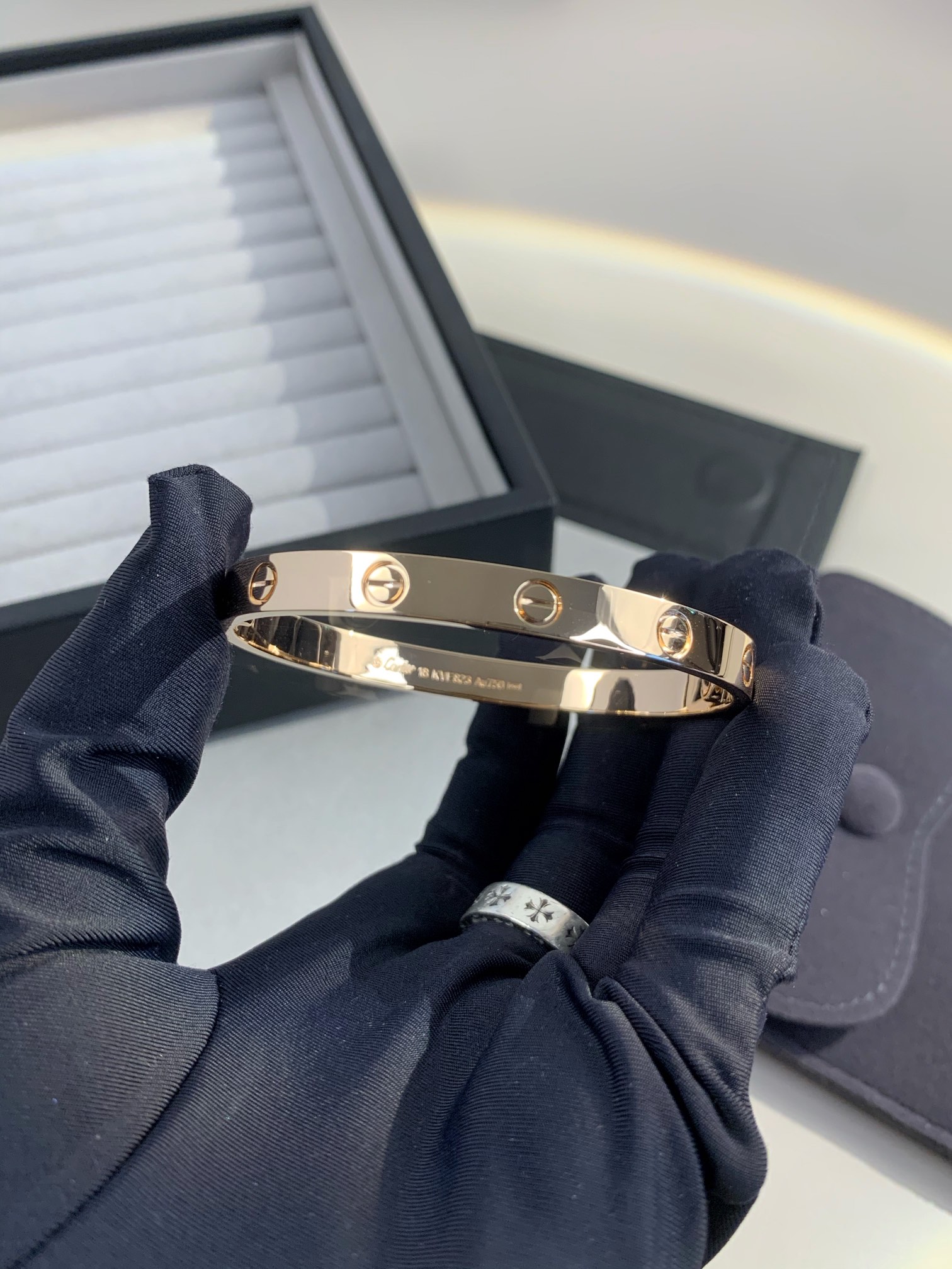 
宽版无钻手镯（尺寸16、17、18、19、20号）
完全按ZP精雕工艺制作而成，宽版较窄版工艺更为复杂