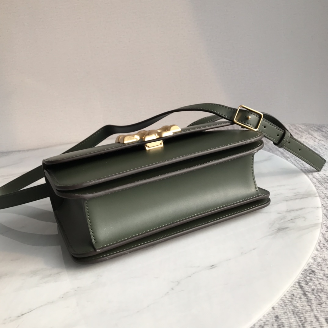 Tory Burch ～Tory Burch今年最火Eleanor系列是秀场款包包 也是 Tory Burch家的高端系列了