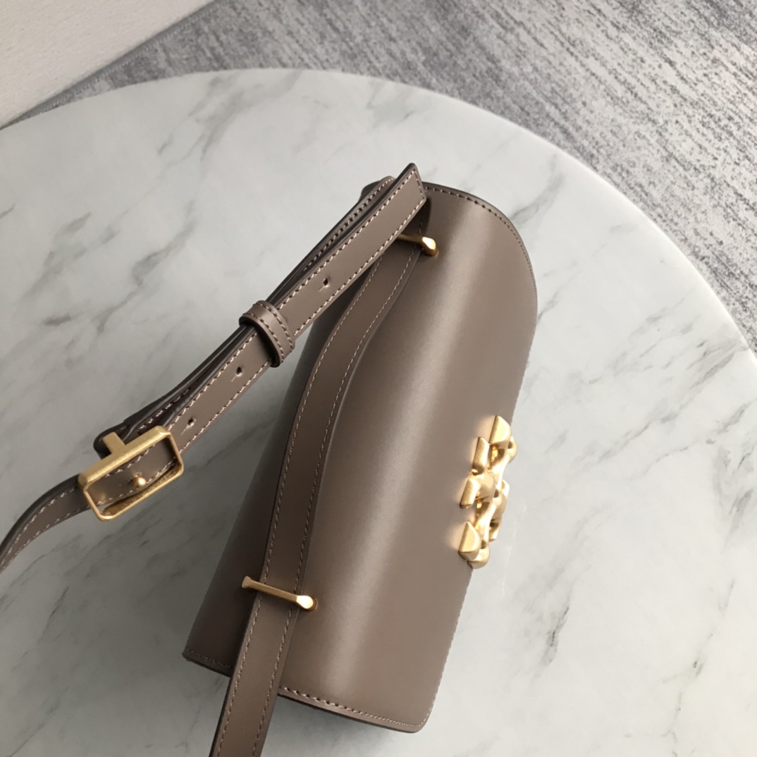 Tory Burch ～Tory Burch今年最火Eleanor系列是秀场款包包 也是 Tory Burch家的高端系列了