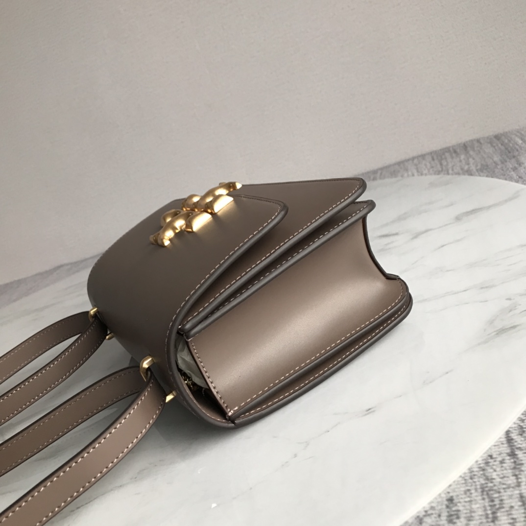 Tory Burch ～Tory Burch今年最火Eleanor系列是秀场款包包 也是 Tory Burch家的高端系列了