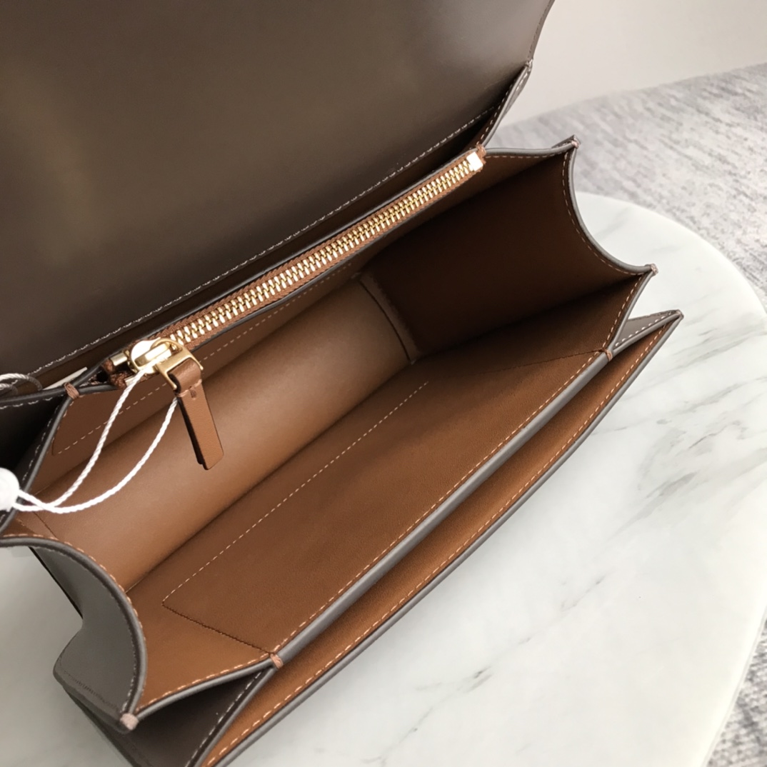 Tory Burch ～Tory Burch今年最火Eleanor系列是秀场款包包 也是 Tory Burch家的高端系列了