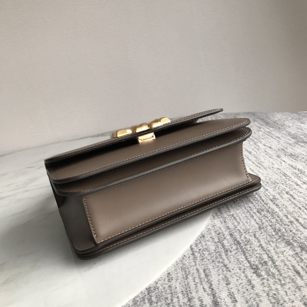 Tory Burch ～Tory Burch今年最火Eleanor系列是秀场款包包 也是 Tory Burch家的高端系列了