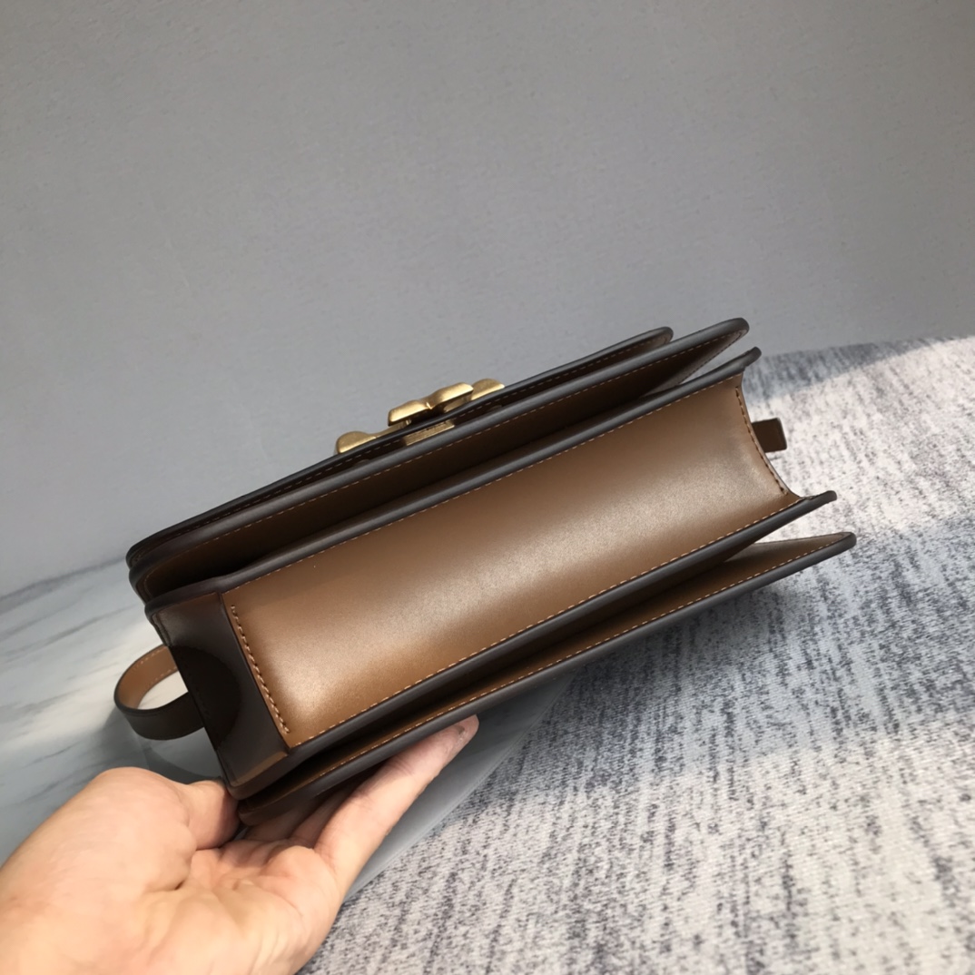 Tory Burch ～Tory Burch今年最火Eleanor系列是秀场款包包 也是 Tory Burch家的高端系列了