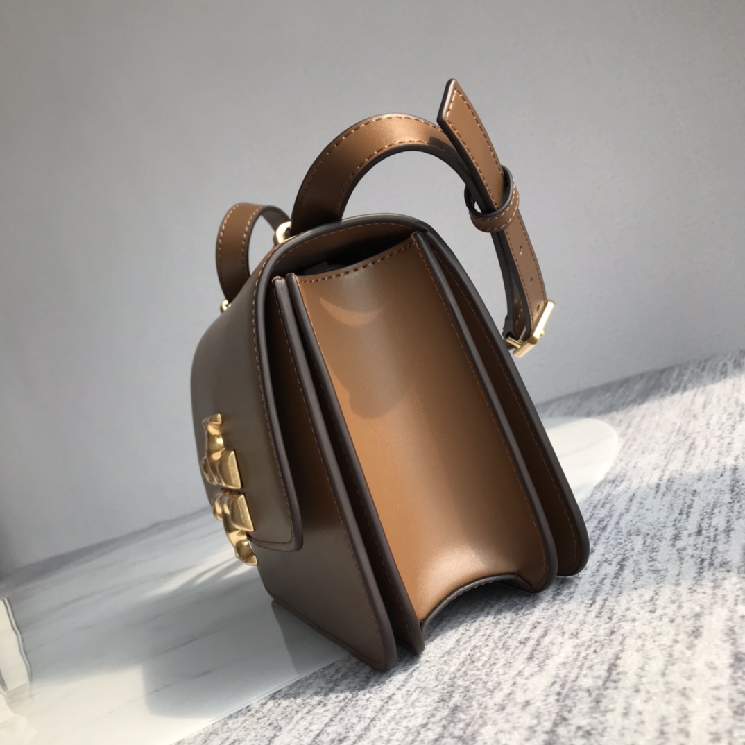Tory Burch ～Tory Burch今年最火Eleanor系列是秀场款包包 也是 Tory Burch家的高端系列了