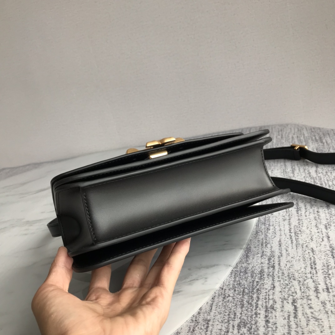Tory Burch ～Tory Burch今年最火Eleanor系列是秀场款包包 也是 Tory Burch家的高端系列了
