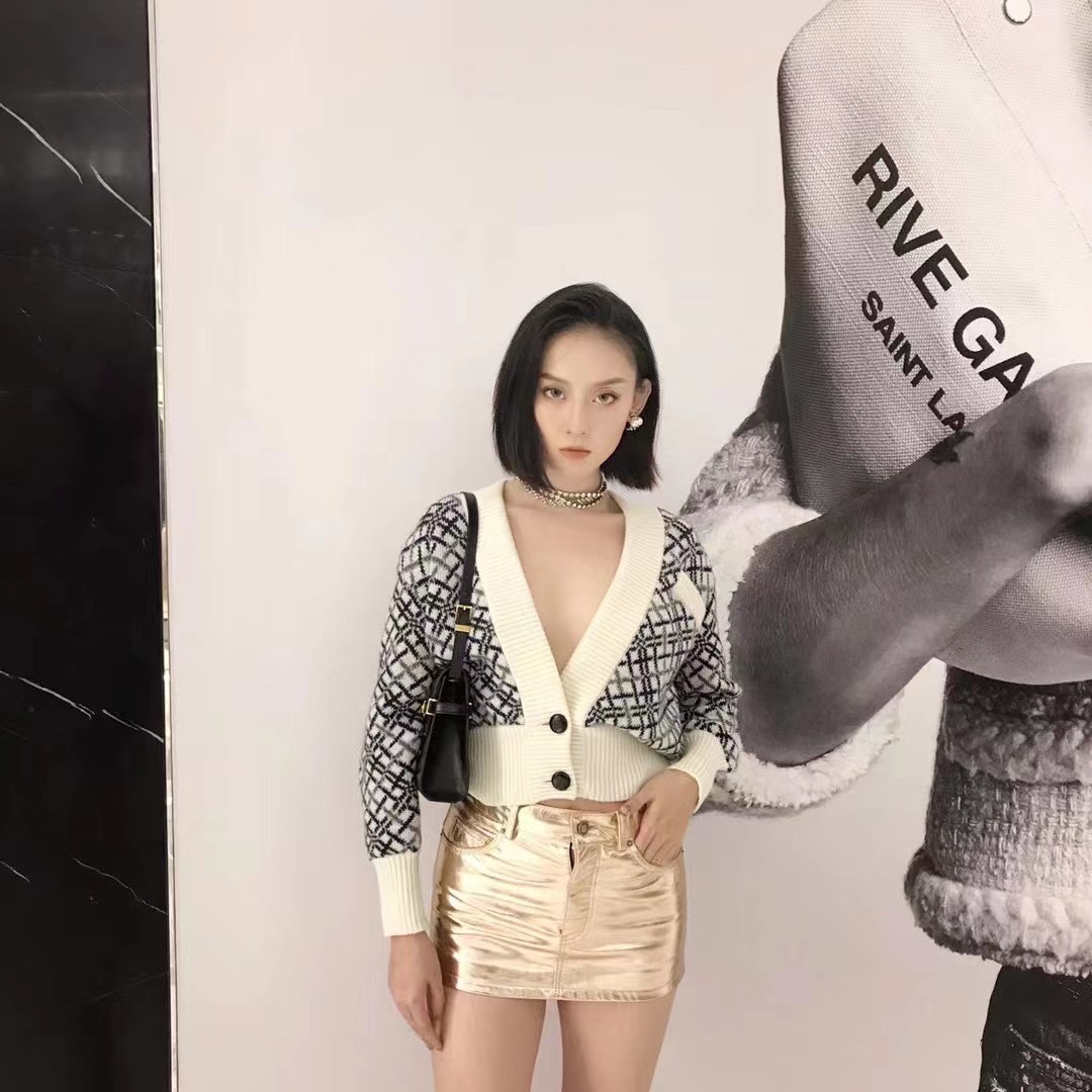 YSL 𝙈𝙖𝙣𝙝𝙖𝙩𝙩𝙖𝙣 𝟮𝟰𝙘𝙢 牙签纹法棍包 675626黑色/金扣