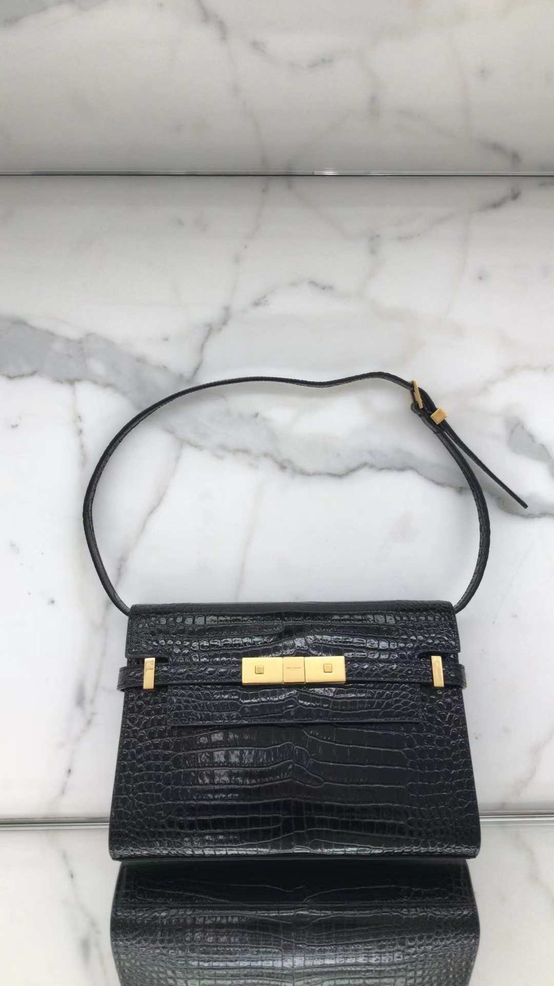 YSL 𝙈𝙖𝙣𝙝𝙖𝙩𝙩𝙖𝙣 𝟮𝟰𝙘𝙢 鳄鱼纹法棍包 675626黑色/金扣