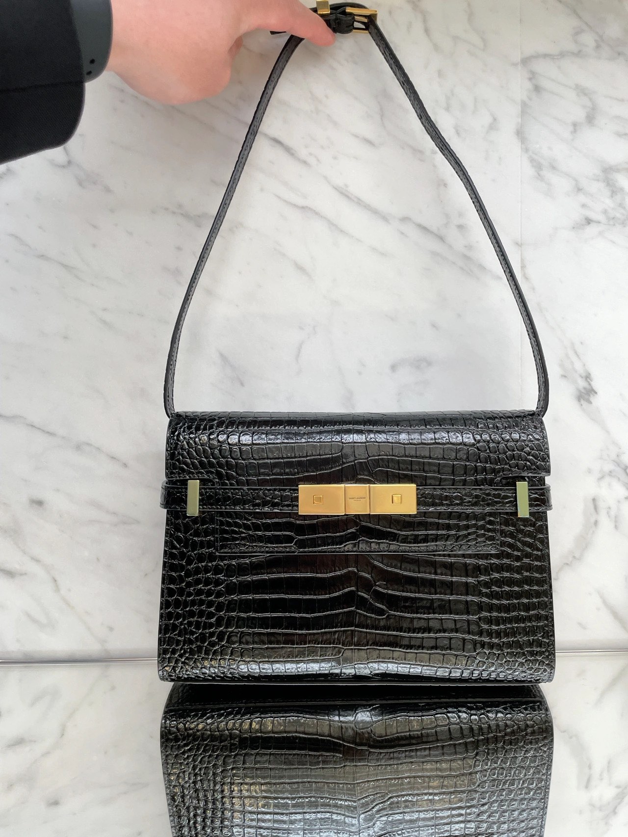 YSL 𝙈𝙖𝙣𝙝𝙖𝙩𝙩𝙖𝙣 𝟮𝟰𝙘𝙢 鳄鱼纹法棍包 675626黑色/金扣