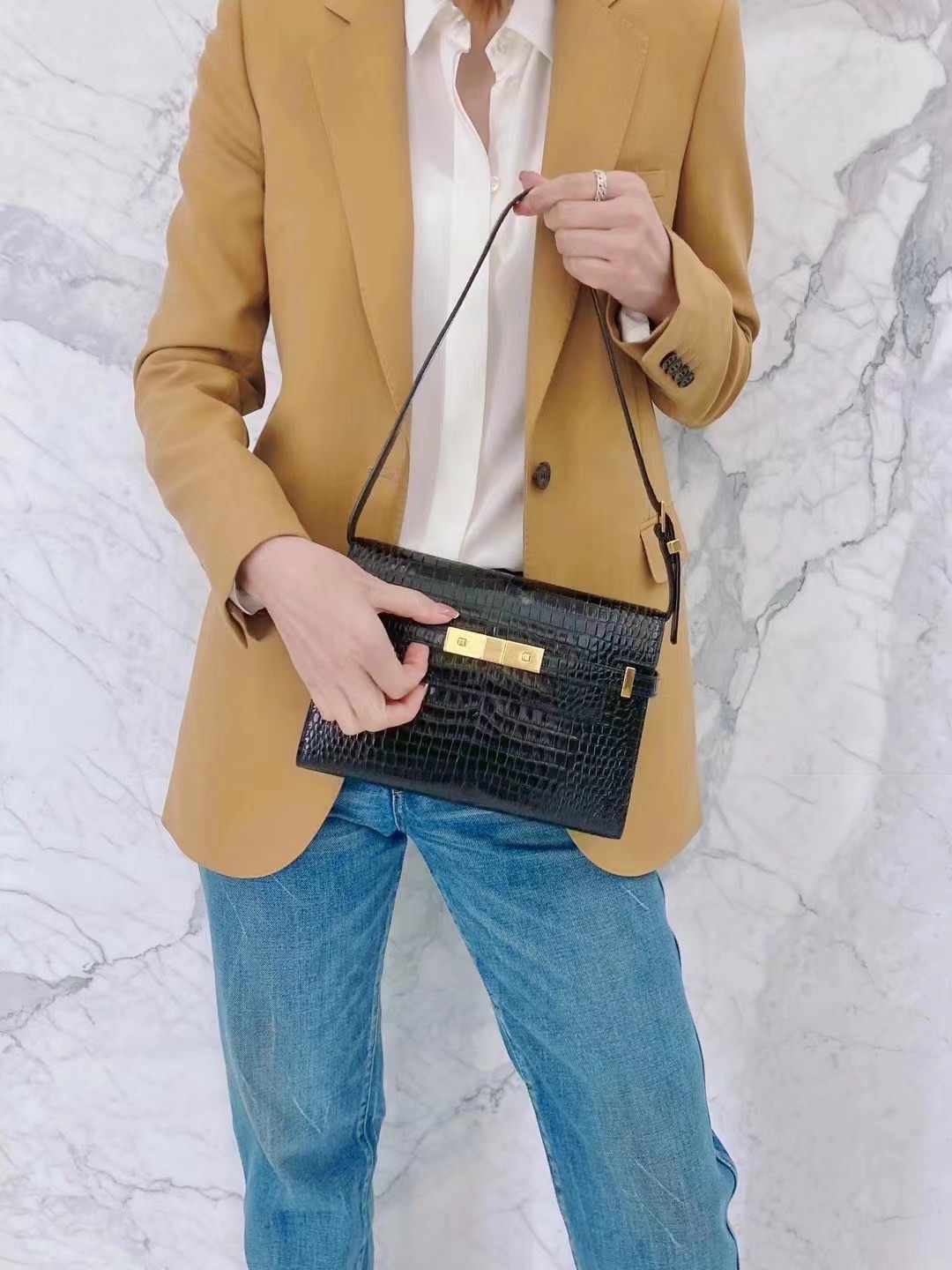 YSL 𝙈𝙖𝙣𝙝𝙖𝙩𝙩𝙖𝙣 𝟮𝟰𝙘𝙢 鳄鱼纹法棍包 675626黑色/金扣