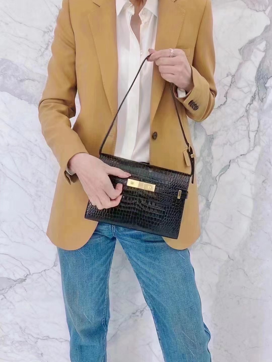 YSL 𝙈𝙖𝙣𝙝𝙖𝙩𝙩𝙖𝙣 𝟮𝟰𝙘𝙢 鳄鱼纹法棍包 675626黑色/金扣