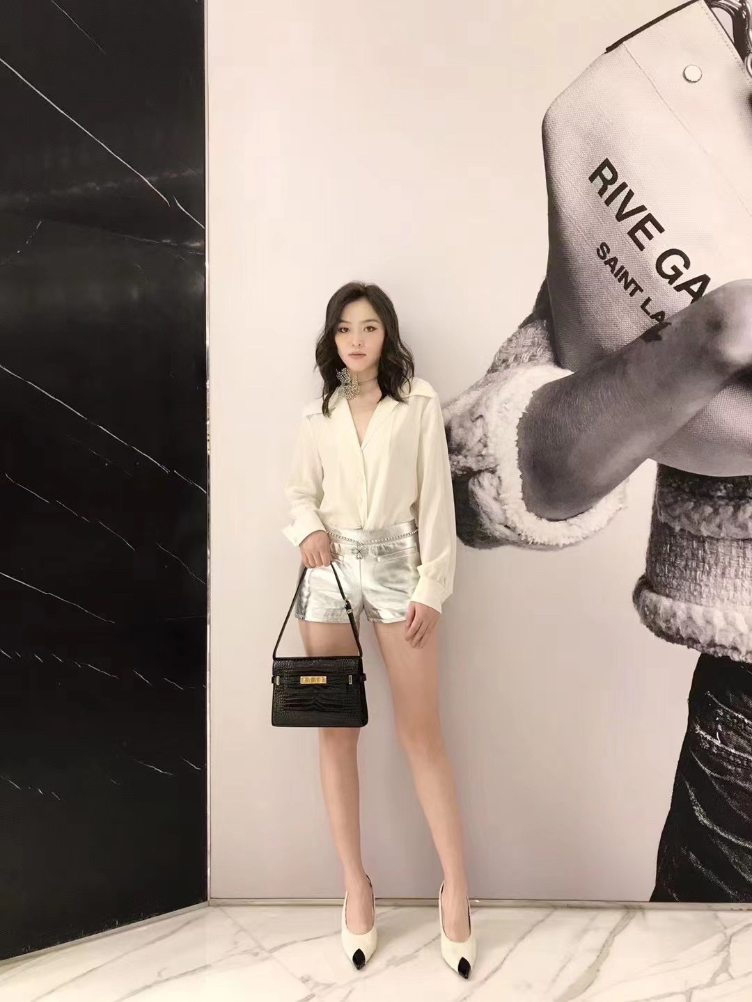 YSL 𝙈𝙖𝙣𝙝𝙖𝙩𝙩𝙖𝙣 𝟮𝟰𝙘𝙢 鳄鱼纹法棍包 675626黑色/金扣