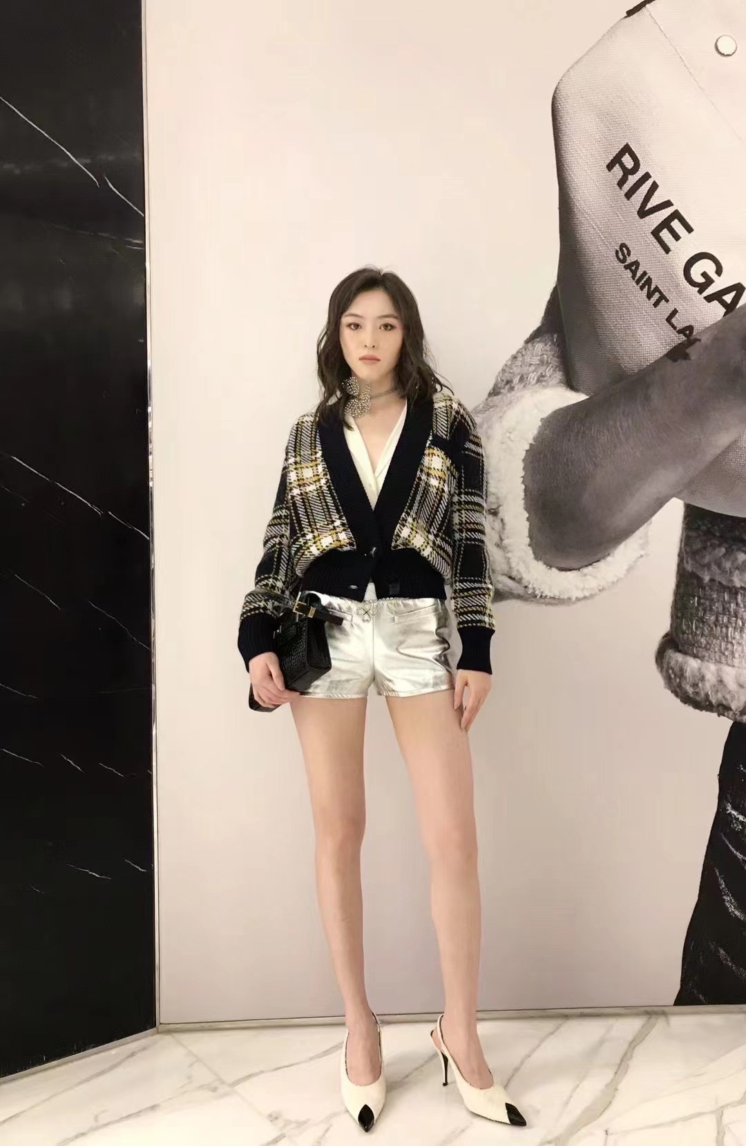 YSL 𝙈𝙖𝙣𝙝𝙖𝙩𝙩𝙖𝙣 𝟮𝟰𝙘𝙢 鳄鱼纹法棍包 675626黑色/金扣