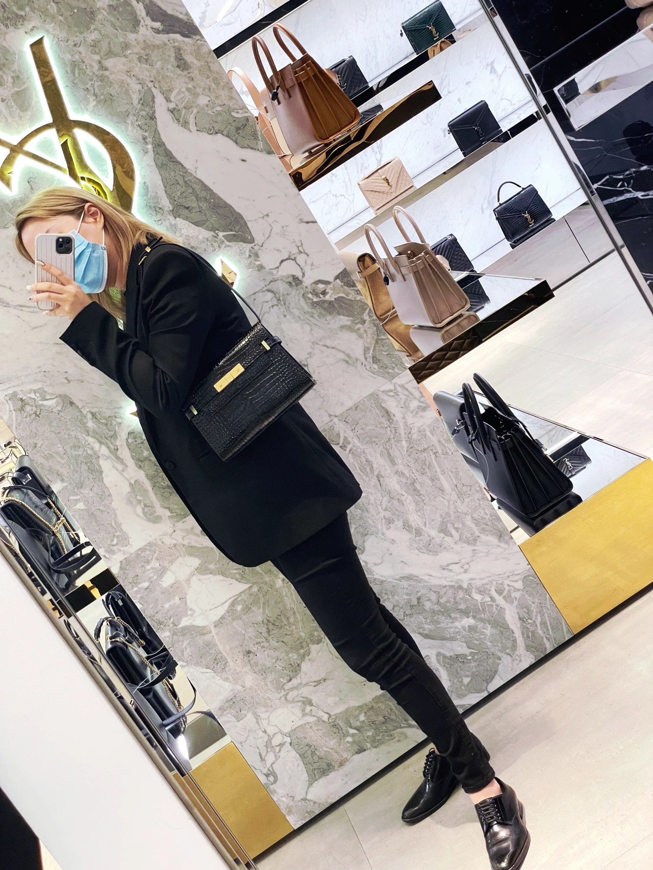 YSL 𝙈𝙖𝙣𝙝𝙖𝙩𝙩𝙖𝙣 𝟮𝟰𝙘𝙢 鳄鱼纹法棍包 675626黑色/金扣