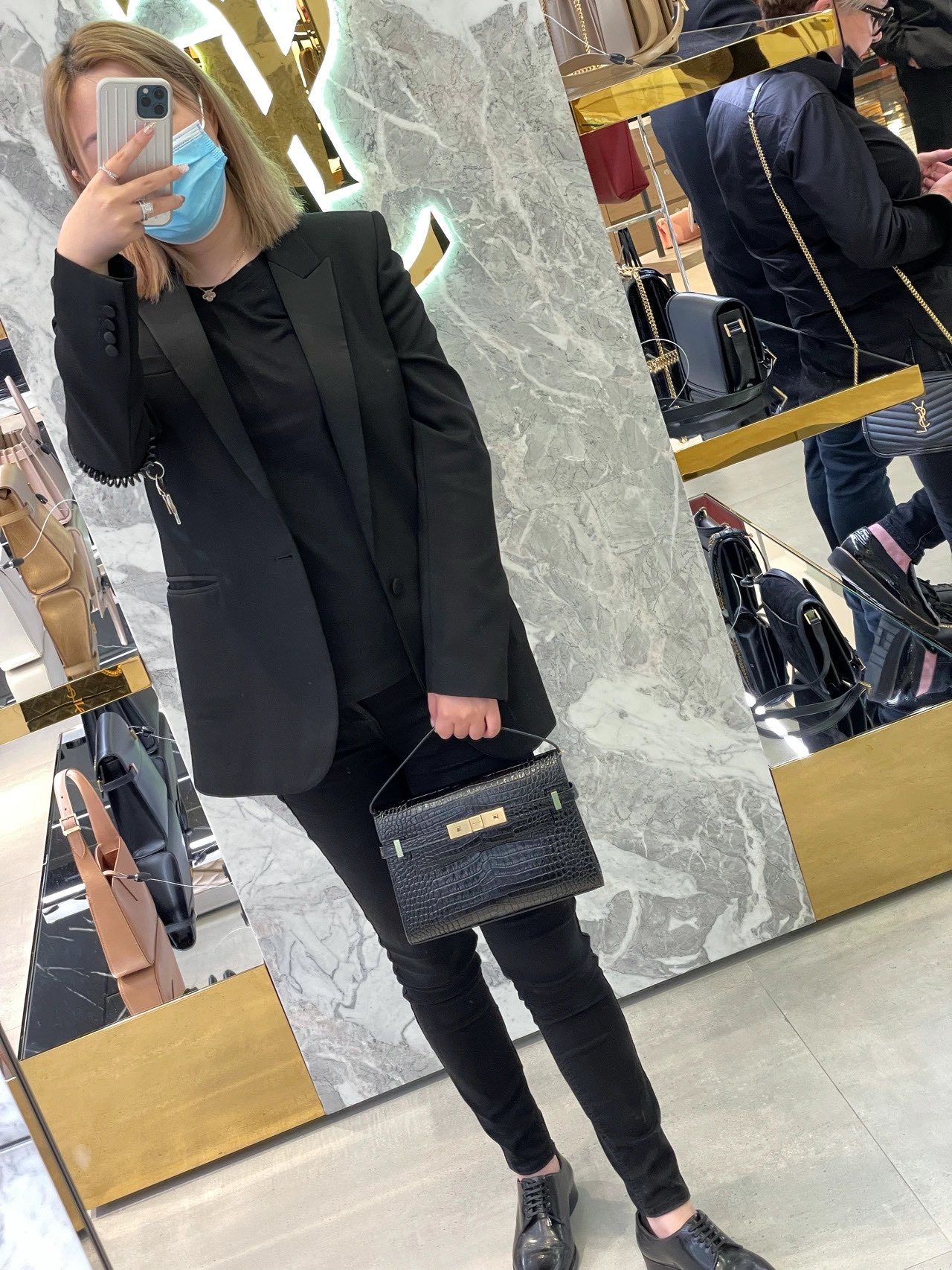 YSL 𝙈𝙖𝙣𝙝𝙖𝙩𝙩𝙖𝙣 𝟮𝟰𝙘𝙢 鳄鱼纹法棍包 675626黑色/金扣